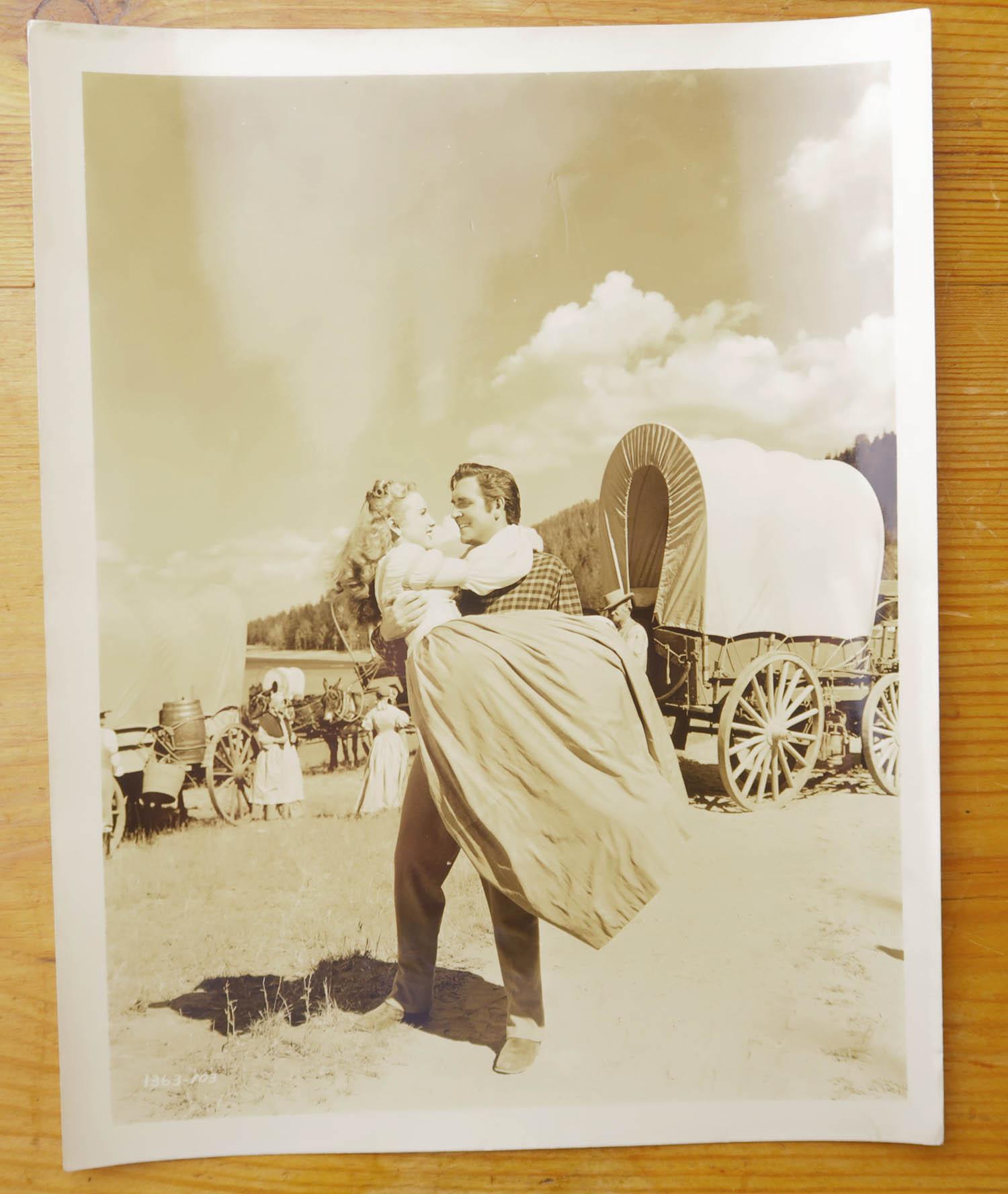 Original Vintage-Fotografie von Deanna Durbin in „ Can't Help Singing“, 1944 (Sonstiges) im Angebot