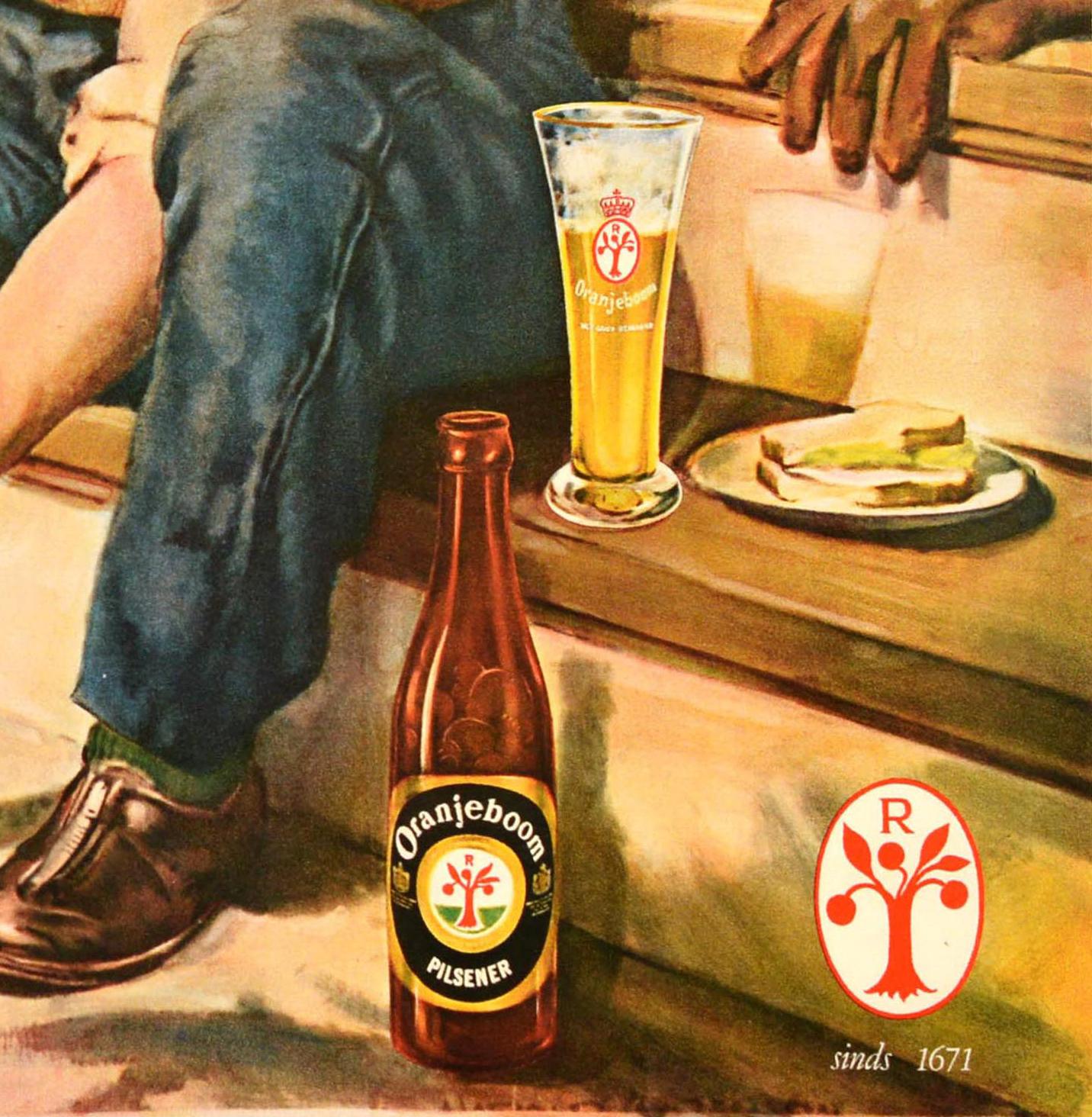 Affiche publicitaire vintage originale pour la bière pilsener Oranjeboom Bier présentant une superbe illustration d'un ouvrier assis sur une marche de véranda faisant une pause dans ses travaux de jardinage et dégustant un verre de bière et un