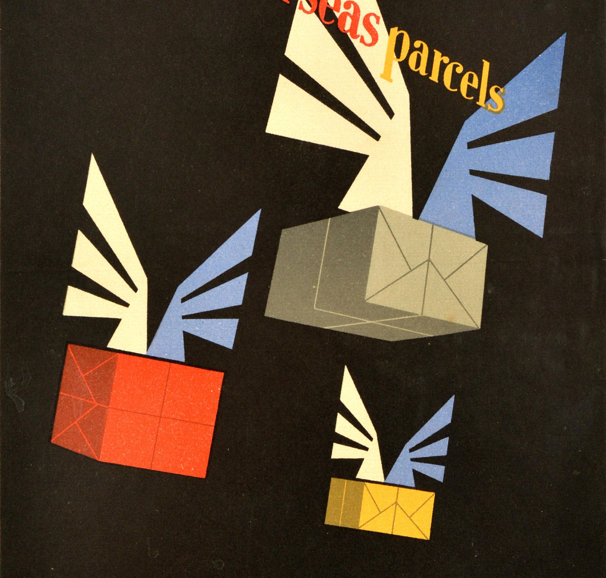 Poster pubblicitario d'epoca originale del GPO ( General Post Office ) - Per i pacchi all'estero è più veloce l'aereo - con un grande disegno grafico di pacchi alati colorati su sfondo nero. Buone condizioni, pieghe, fori di spillo, macchie,