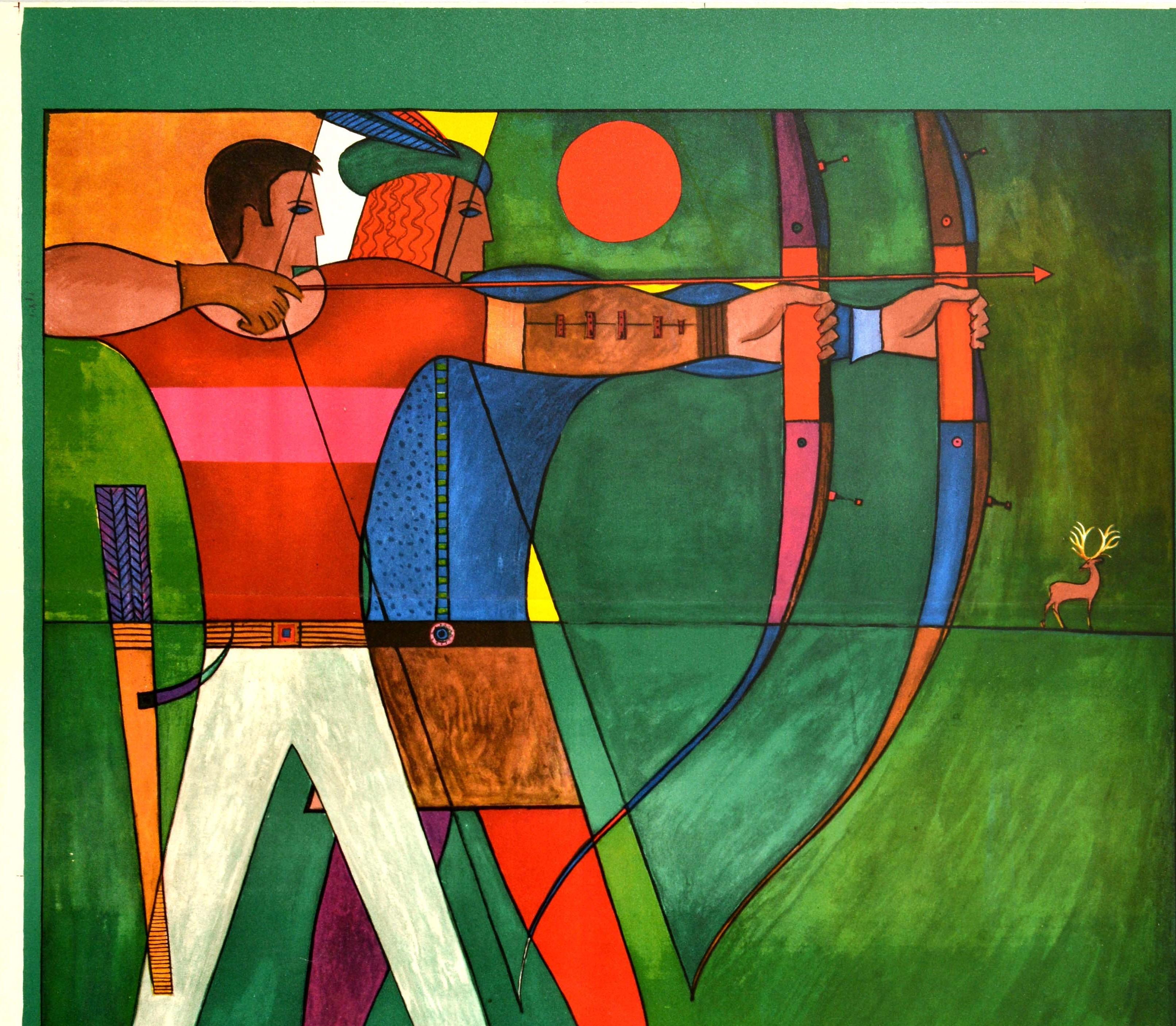 Affiche originale de sport soviétique d'époque - ? ??????? ? ? ? ??? Tir à l'arc - Ce superbe dessin représente deux archers avec des flèches dans leurs arcs sur un fond vert avec un soleil rouge derrière eux et un cerf aux bois dorés au loin.