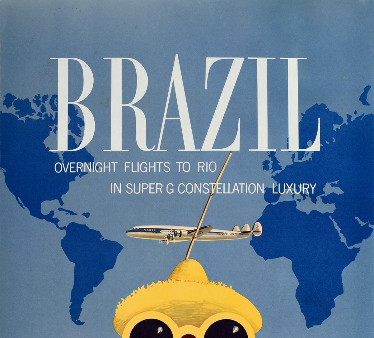 Affiche de voyage vintage originale annonçant des vols de nuit vers Rio en Super G Constellation Luxury par Varig Airlines, avec un dessin amusant représentant un oiseau portant un haut rayé rouge et blanc, un chapeau de paille et des lunettes de