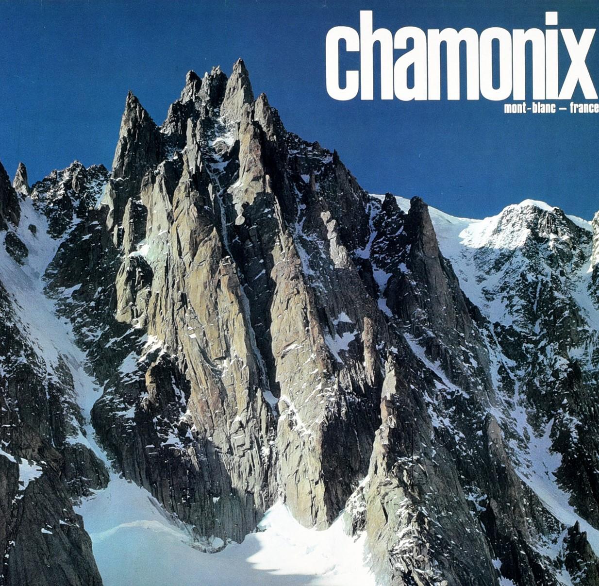 Affiche de voyage originale pour Chamonix Mont Blanc France avec une grande image de skieurs devant une montagne rocheuse couverte de neige avec le lettrage en gras blanc contre le ciel bleu au-dessus. La station populaire de Chamonix