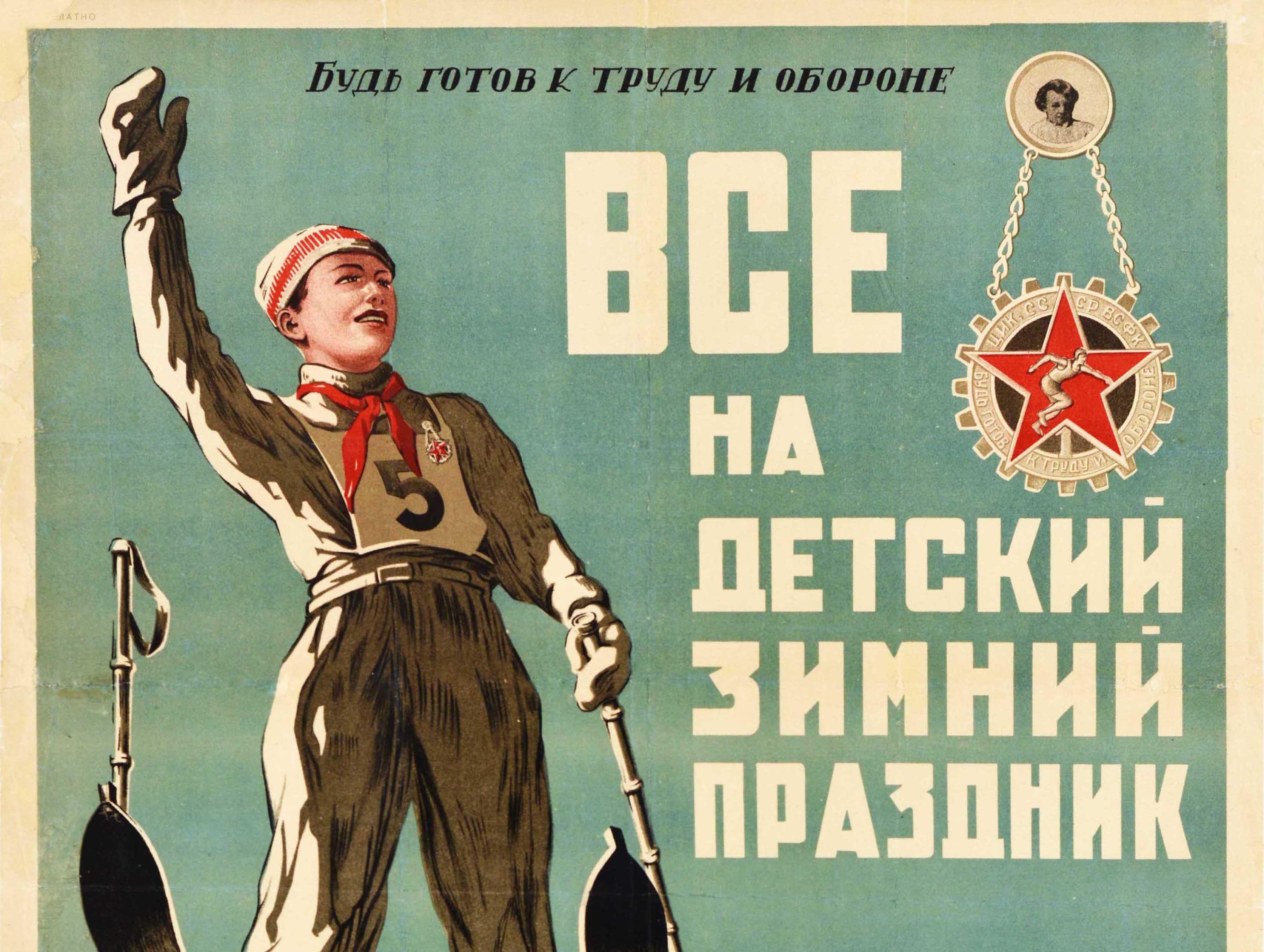 Original Vintage sowjetischen Sport-Propaganda-Plakat - All to the Children's Winter Festival - mit einem Bild von einem kleinen Jungen mit einem roten Pioneers Schal und Startnummer 5 auf Skiern an der Spitze eines weißen verschneiten Hang mit