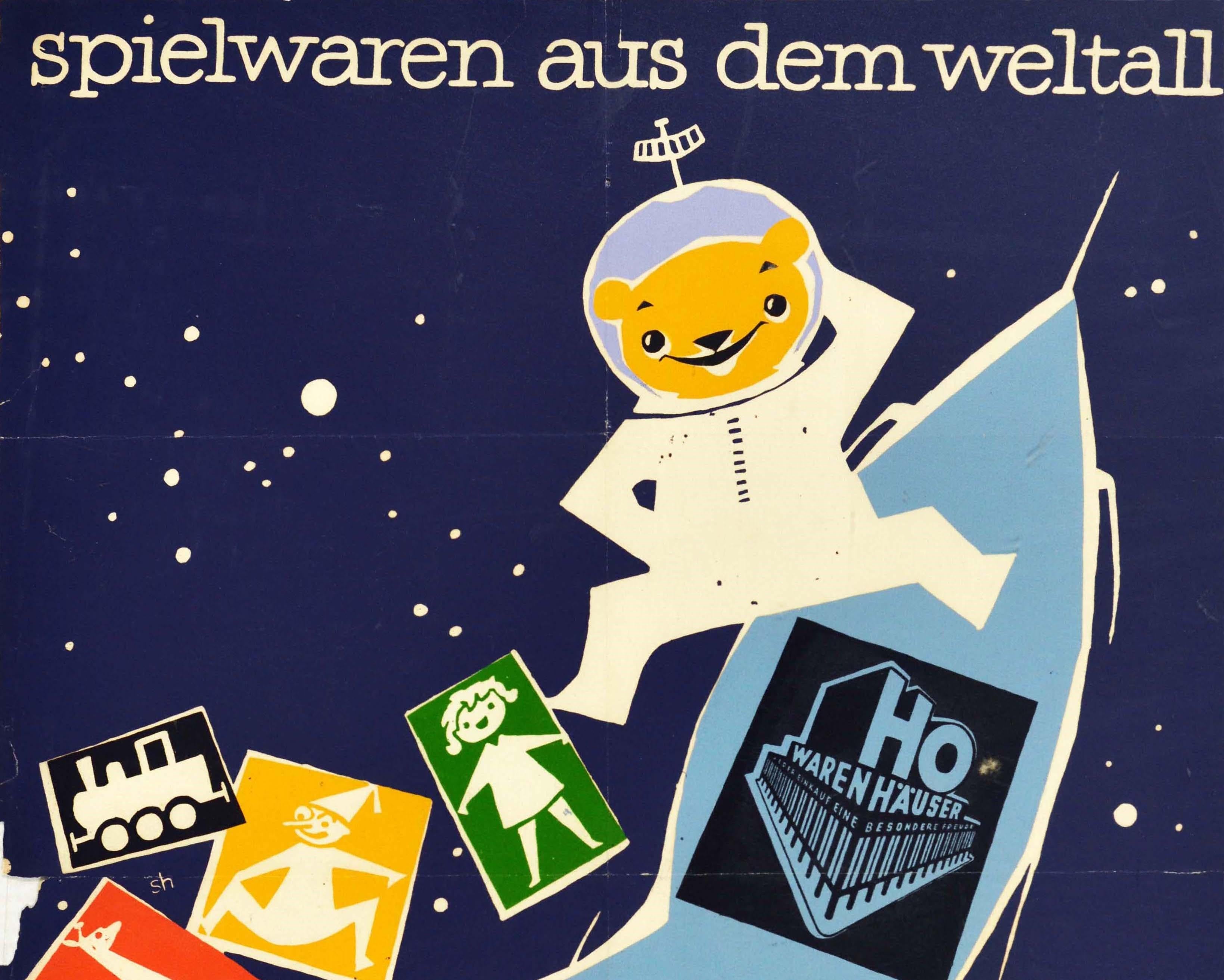 Original-Werbeplakat für Toys From Space / Spielwaren Aus Dem Weltall im Kaufhaus Ho Warenhauser in Leipzig mit einem lustigen Design, das einen Teddybären in einem Astronauten-/Kosmonauten-Raumanzug zeigt, der den Betrachter anlächelt, mit einem