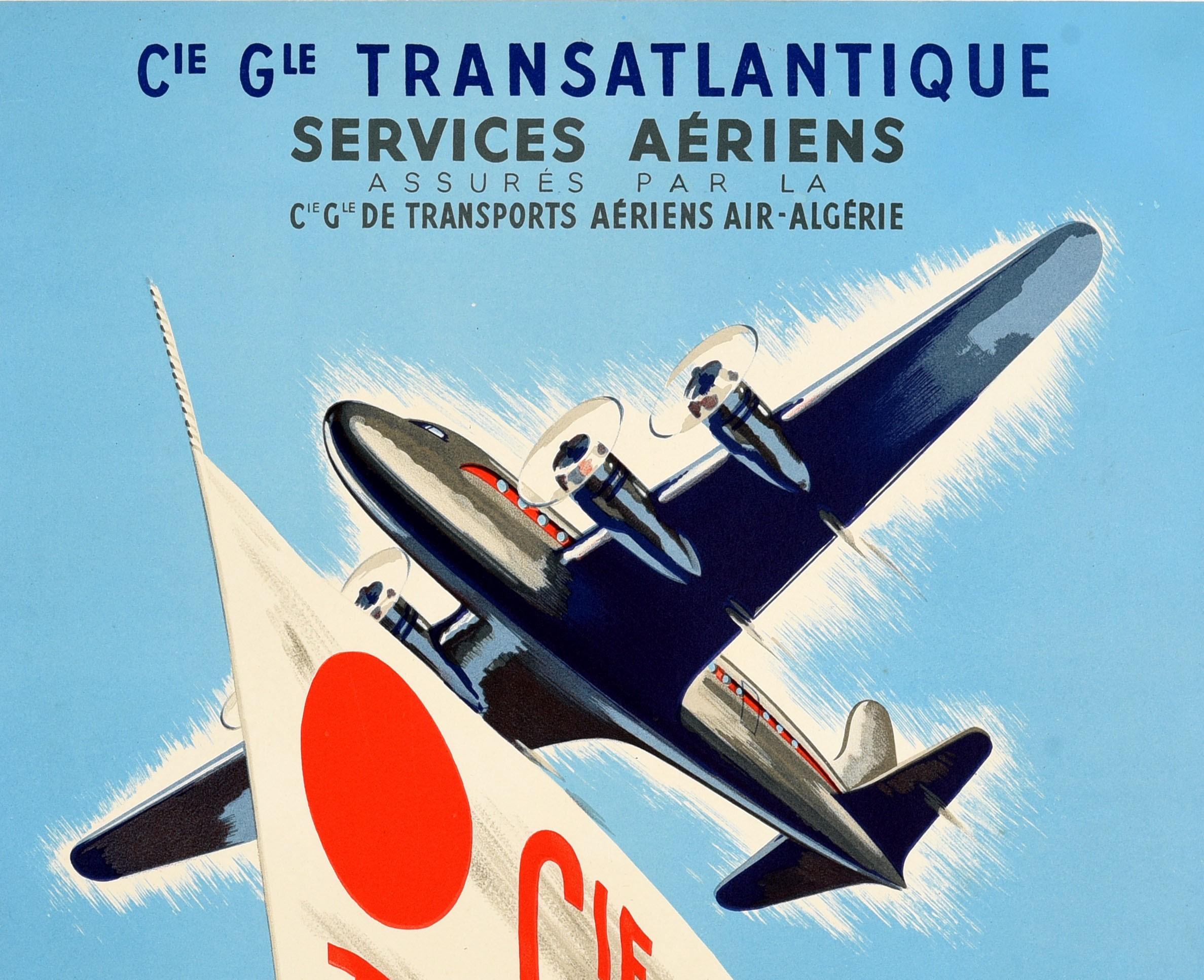 Original-Reisewerbeplakat für Cie Gle Transatlantique Services Aeriens assures par la Cie Gle de Transports Aeriens Air-Algerie / CGT air services transport provided by Air Algeria mit einem Propellerflugzeug vor blauem Himmel über einer Flagge mit