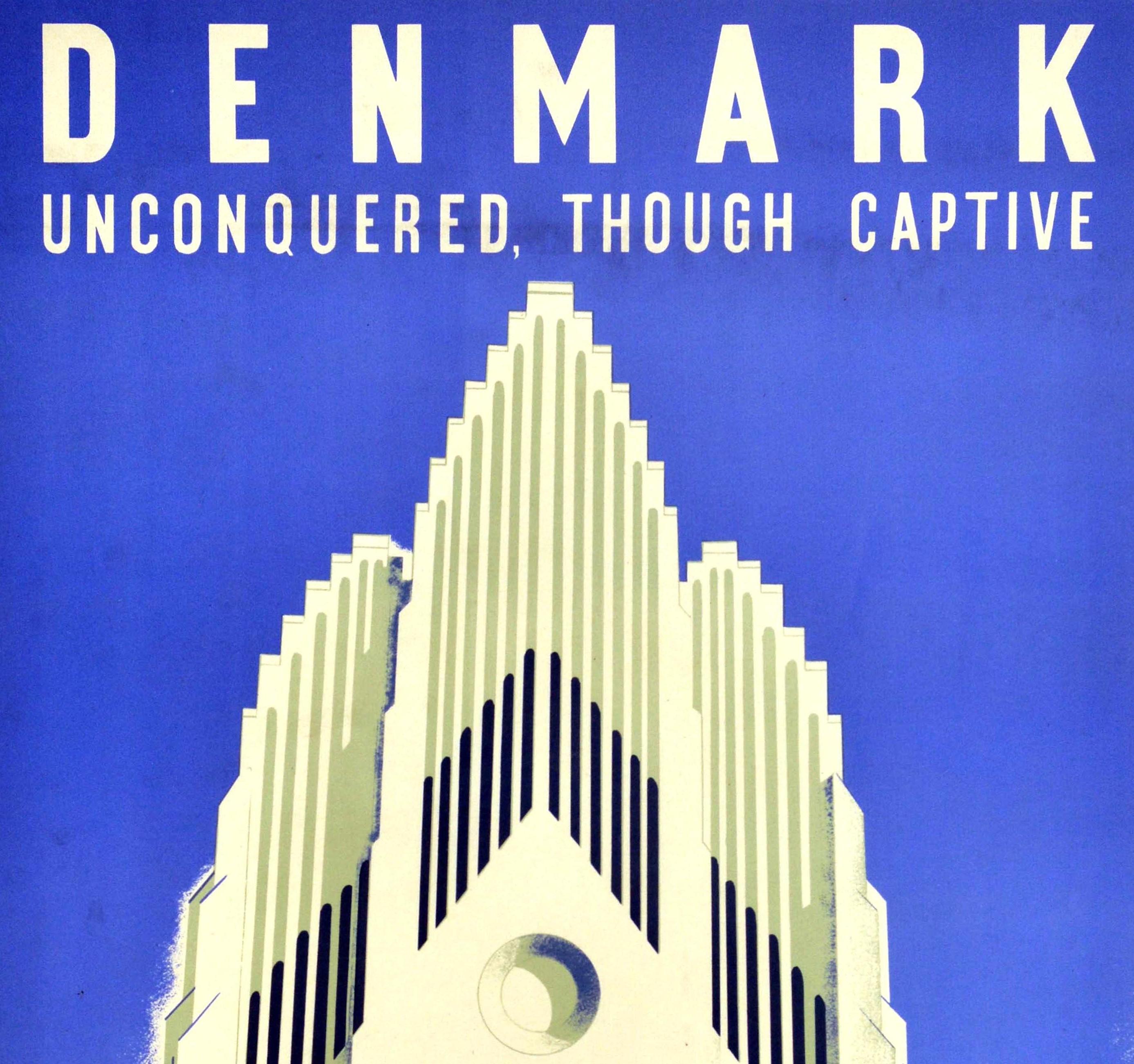 Affiche originale de la Seconde Guerre mondiale - Denmark Unconquered, Though Captive - comportant une grande image intitulée The Grundtvig Church Copenhagen sur un fond bleu avec le drapeau danois flottant au premier plan et les lettres blanches en