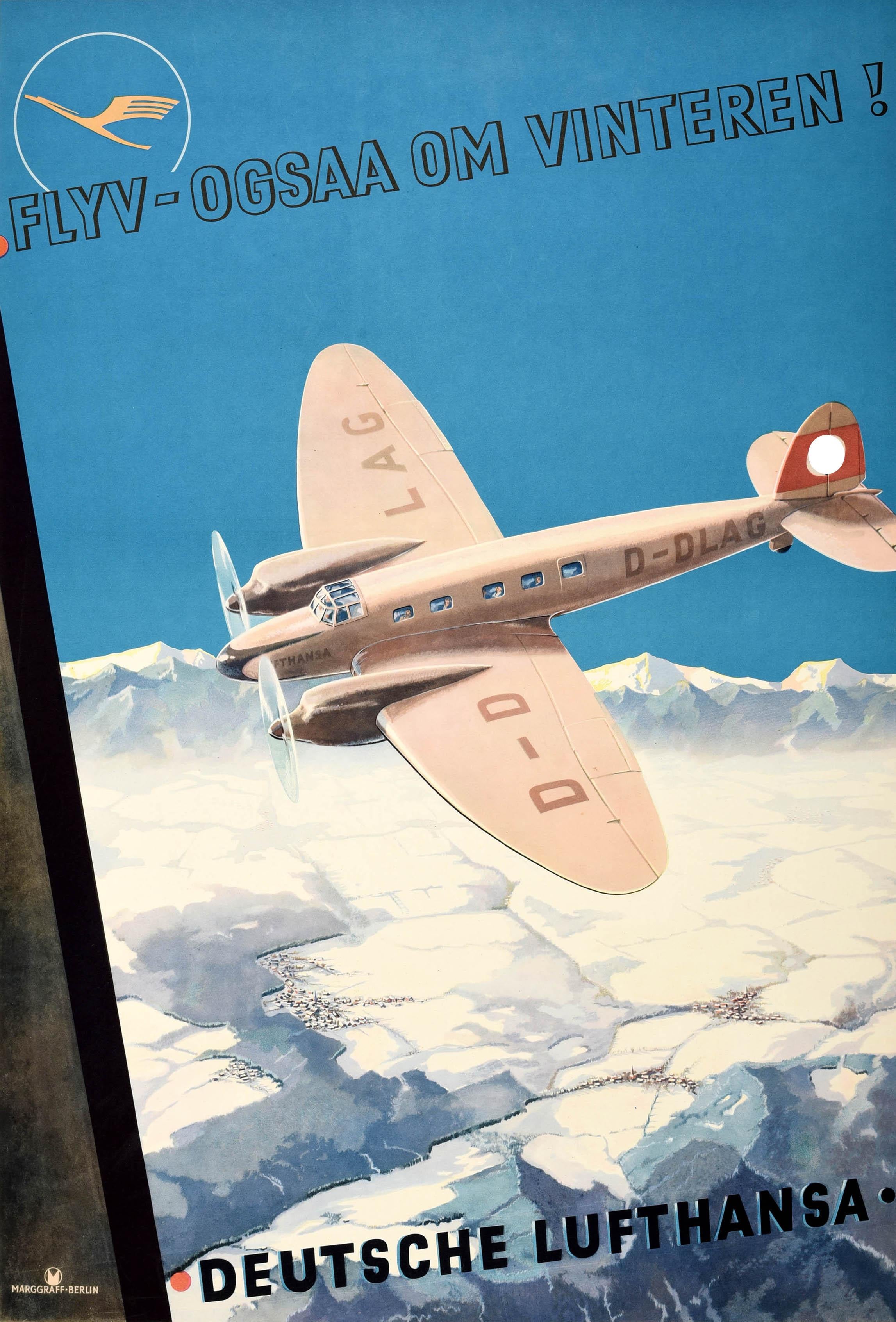 Affiche de voyage originale de la Deutsche Lufthansa Fly Also In Winter / Flyv-Ogsaa Om Vinteren ! Superbe illustration représentant une vue depuis le hublot d'un avion sur des champs enneigés et des montagnes enneigées à l'horizon, avec un avion à