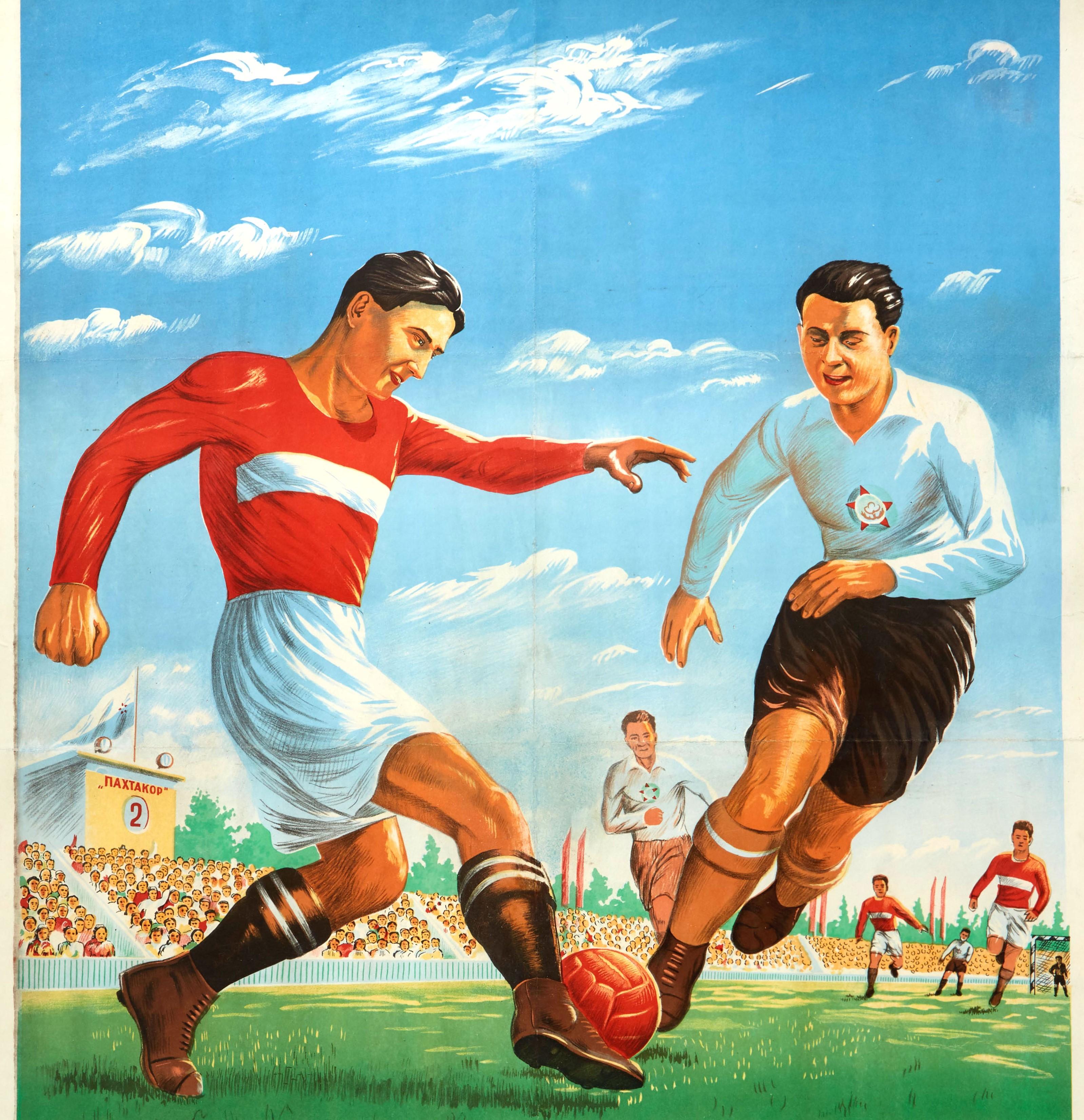 Original-Sportplakat - Football is the Nation's Favourite Game - mit einer dynamischen Illustration von zwei Fußballspielern in roten und blauen Trikots, die den Ball auf einem grünen Rasenplatz kicken, mit dem Torwart in der Ferne und einer