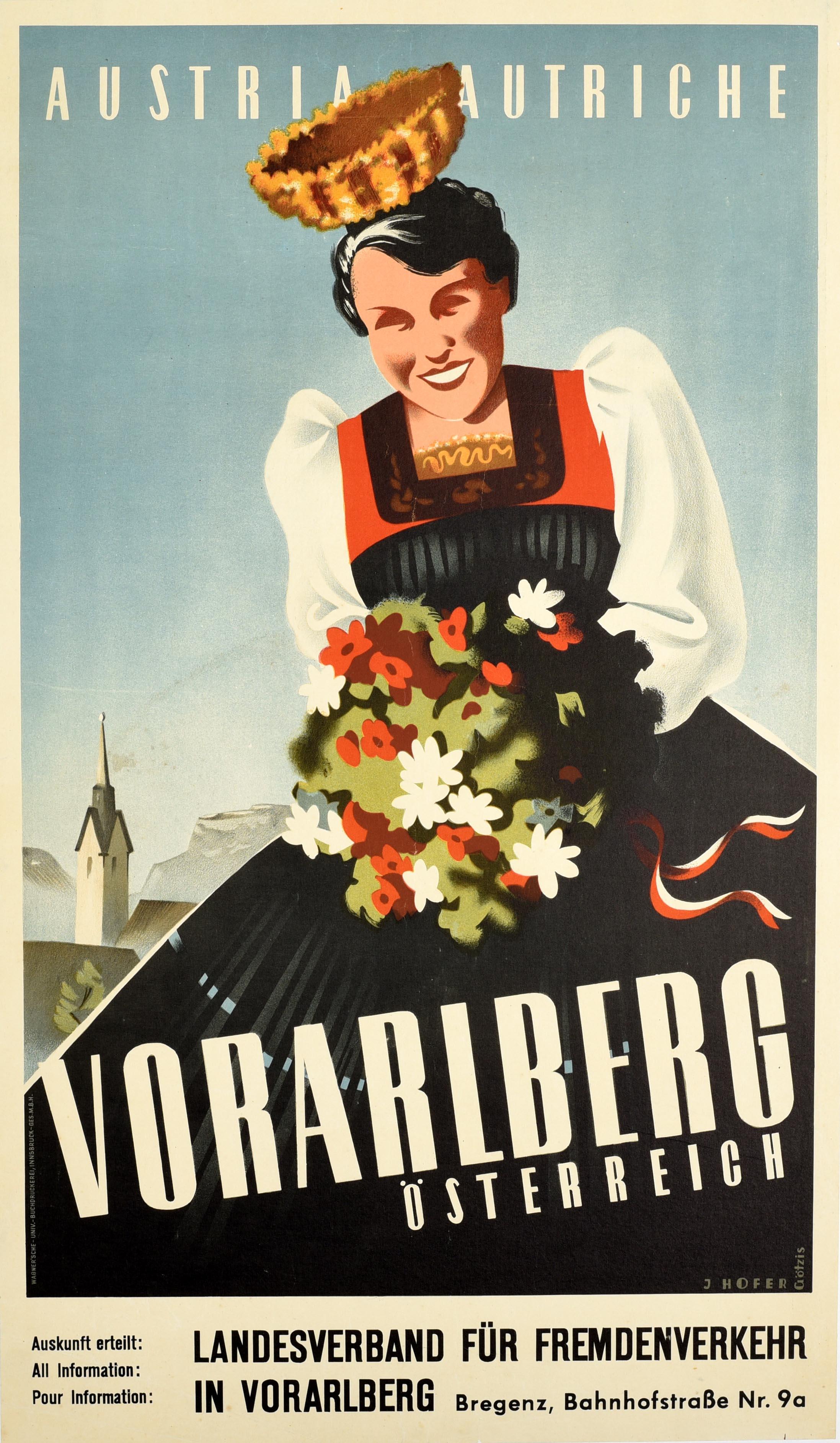 Poster di viaggio originale d'epoca per l'Austria Vorarlberg / Autriche Osterreich con una signora sorridente in abito tradizionale che tiene in mano dei fiori con nastri rossi e bianchi che rappresentano la bandiera austriaca davanti alla guglia di