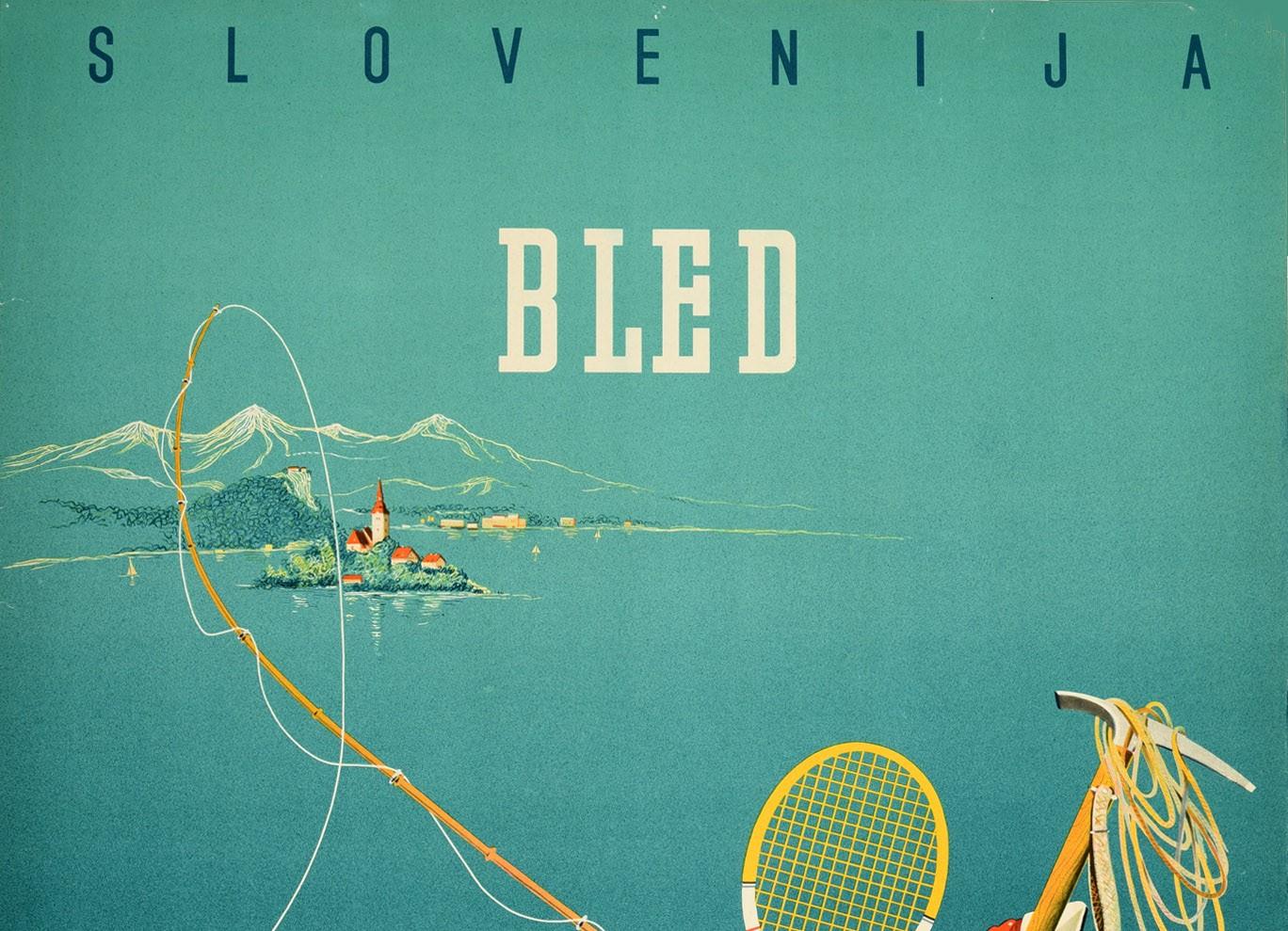 Poster di viaggio originale d'epoca per Bled Slovenija Jugoslavija / Slovenia Yugoslavia con un grande disegno che raffigura una barca origami fatta di carta da giornale con vari oggetti al suo interno che rappresentano le attività all'aperto e lo