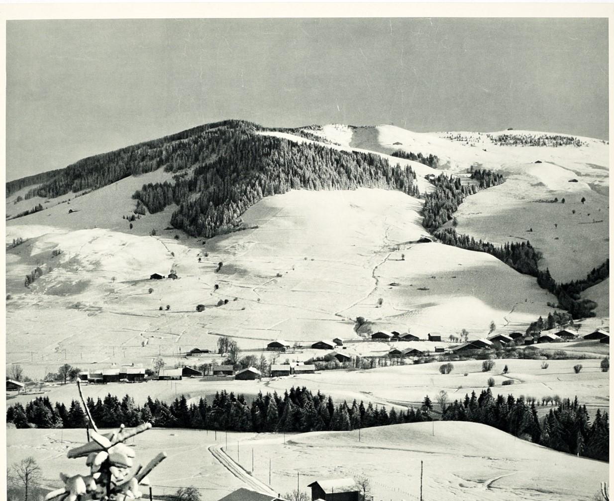 Original-Skireiseplakat für Frankreich - Megeve Haute Savoie - mit einer malerischen Schwarz-Weiß-Ansicht von schneebedeckten Bäumen und Dächern im Dorf vor den Bergen mit dem fetten Titeltext darunter. Das beliebte Skidorf Megeve liegt in den
