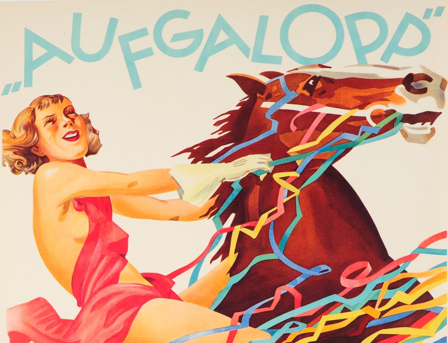 Original-Werbeplakat für das Aufgalopp Faschingsfest in Riem München, eine jährliche Veranstaltung des Münchner Rennvereins. Buntes Design mit einer jungen Dame in einem roten Kleid, roten Stiefeln und cremefarbenen Handschuhen, die auf einem Pferd