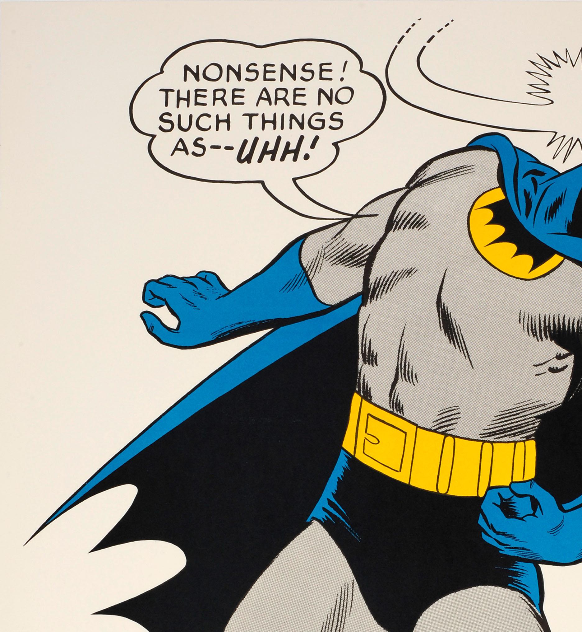 Original Vintage Batman Cartoon-Poster mit einer farbenfrohen Illustration des Comic-Superhelden in seinem grauen und blauen Kostüm, Maske und Umhang mit dem Fledermaus-Logo auf gelbem Hintergrund auf der Brust, die Cartoon-Figur lehnt sich zurück,