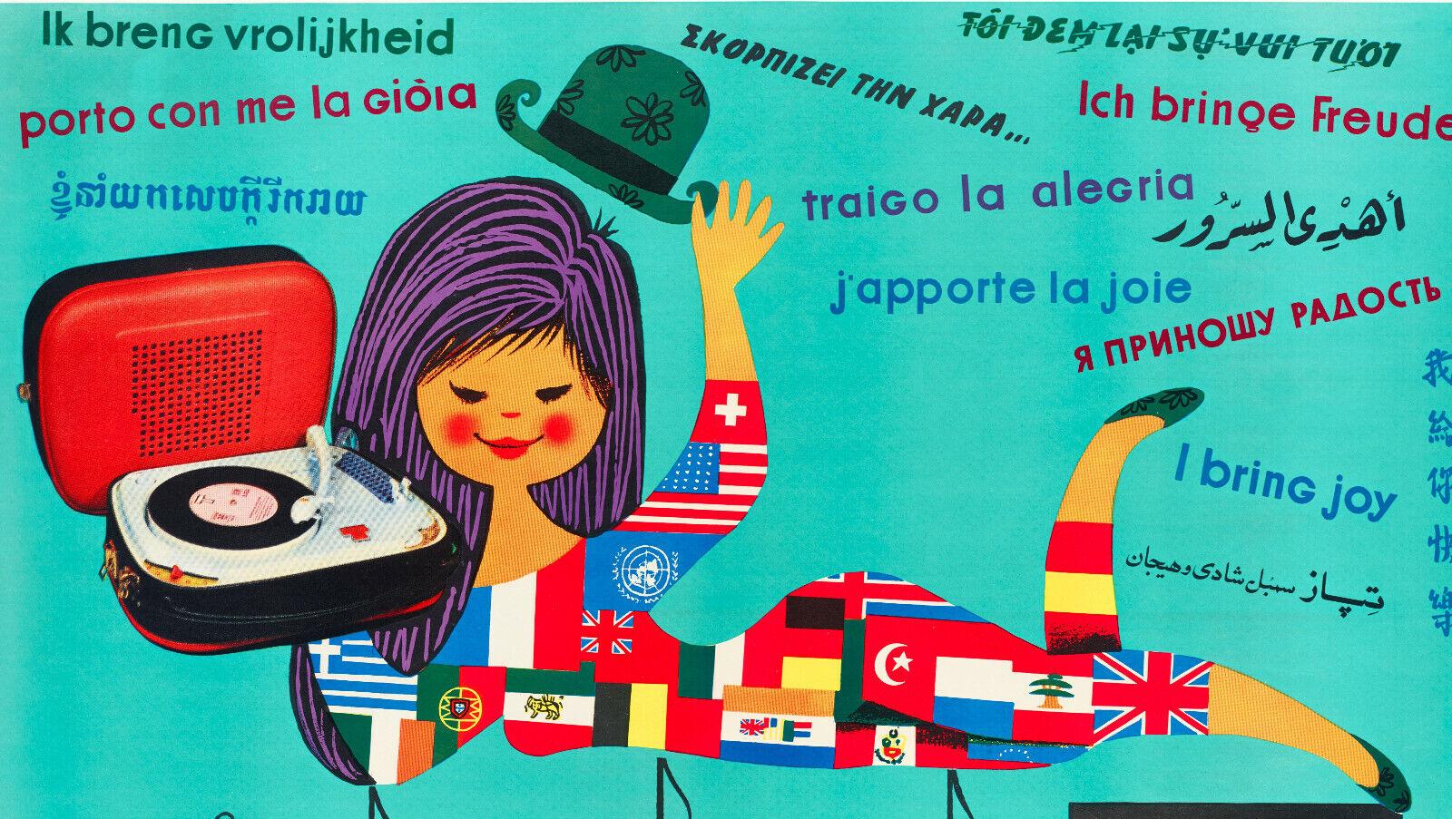 Original Vintage Poster-Gauthier-Teppaz-Record Player-Lyon-Musique, c.1960

Affiche pour promouvoir le tourne-disque portable Teppaz.
L'affiche représente une femme allongée vêtue de drapeaux, un tourne-disque, une partition de musique et la même