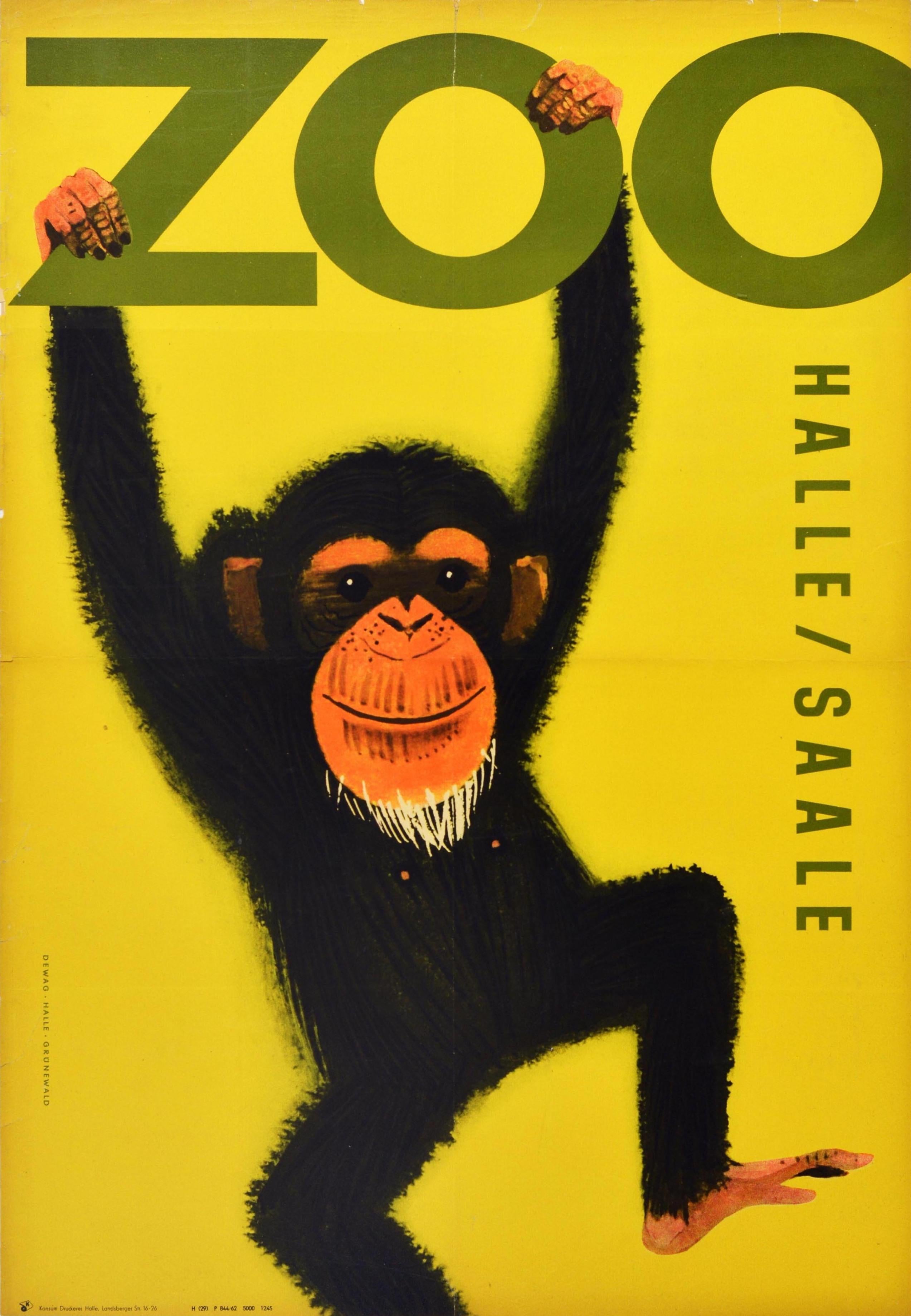 Affiche de voyage vintage originale pour le Zoo de Halle / Saale présentant une illustration amusante et colorée d'un chimpanzé suspendu au mot Zoo sur un fond jaune. Ouvert en 1901, le zoo de Halle est situé dans la région montagneuse de Saxe
