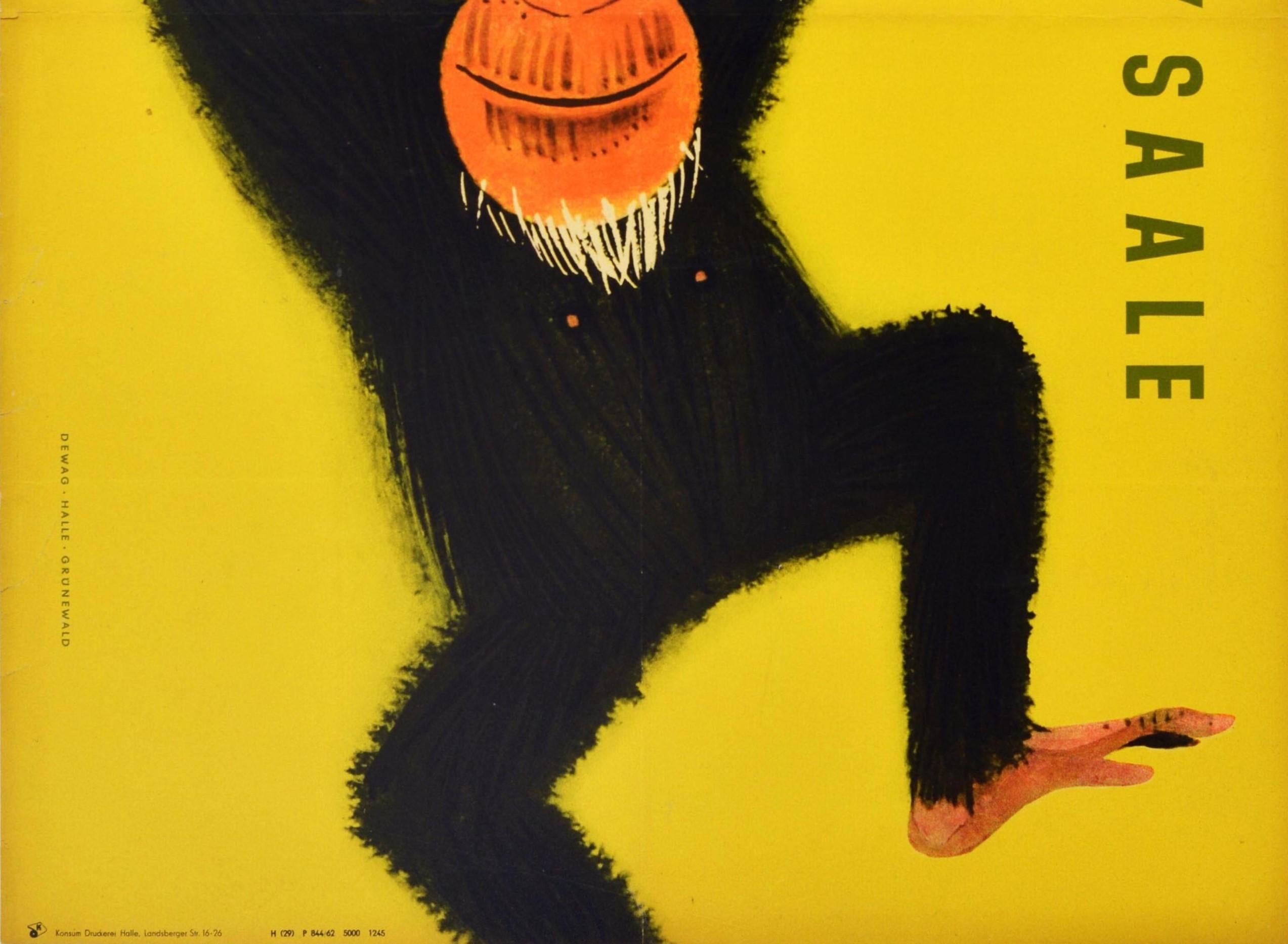 Affiche vintage d'origine Halle Saale Zoo, Allemagne, dessin de singe chimpanzé Bon état - En vente à London, GB
