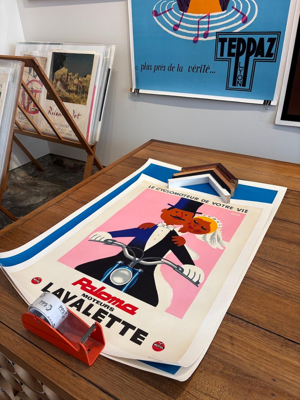 Questo è un poster originale d'epoca dell'artista francese Herve Morvan. Questo poster è stato rivestito di lino per essere conservato. Le condizioni generali sono molto buone. Questo è un poster di formato RARO.

Artista	
Herve