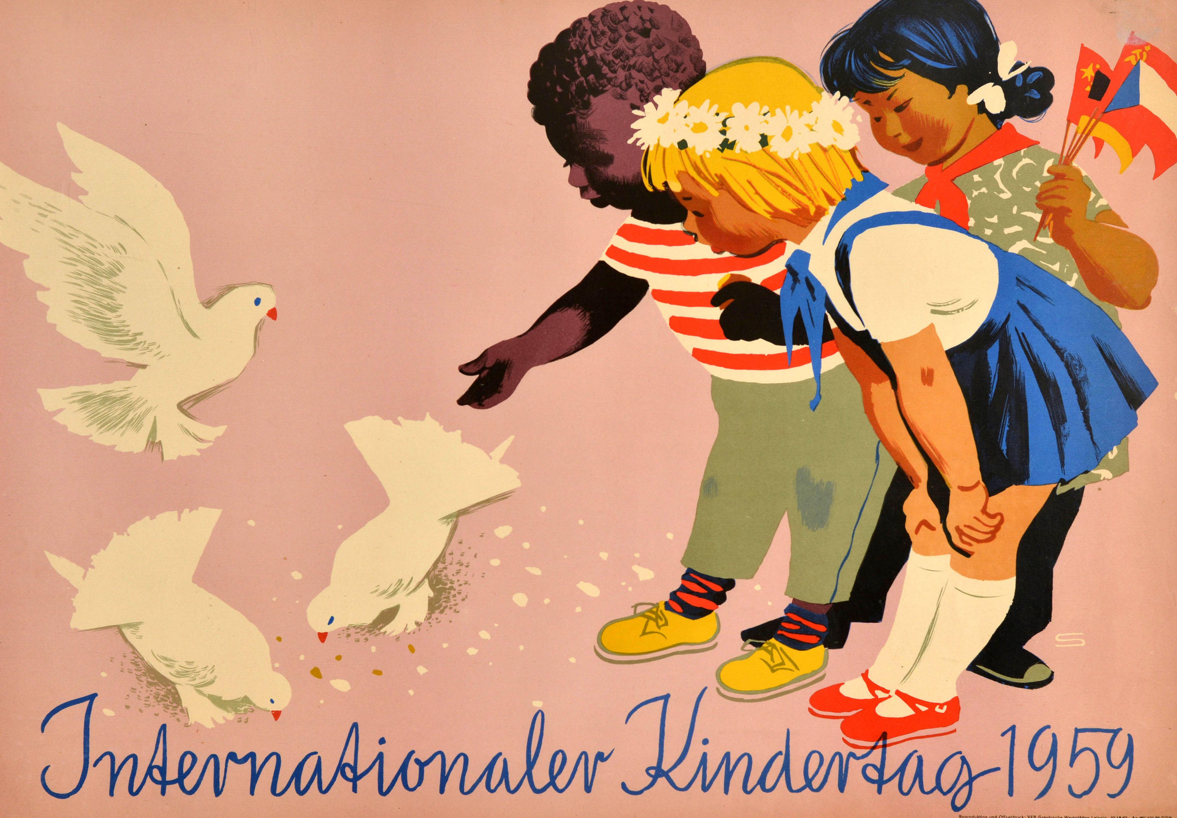 Originales Vintage-Plakat zum Internationalen Kindertag 1959 mit einer Illustration von drei Kindern aus verschiedenen Nationen, die drei weiße Tauben füttern, die für den Frieden stehen, und sie beobachten, wobei ein Mädchen eine Blumenkette im