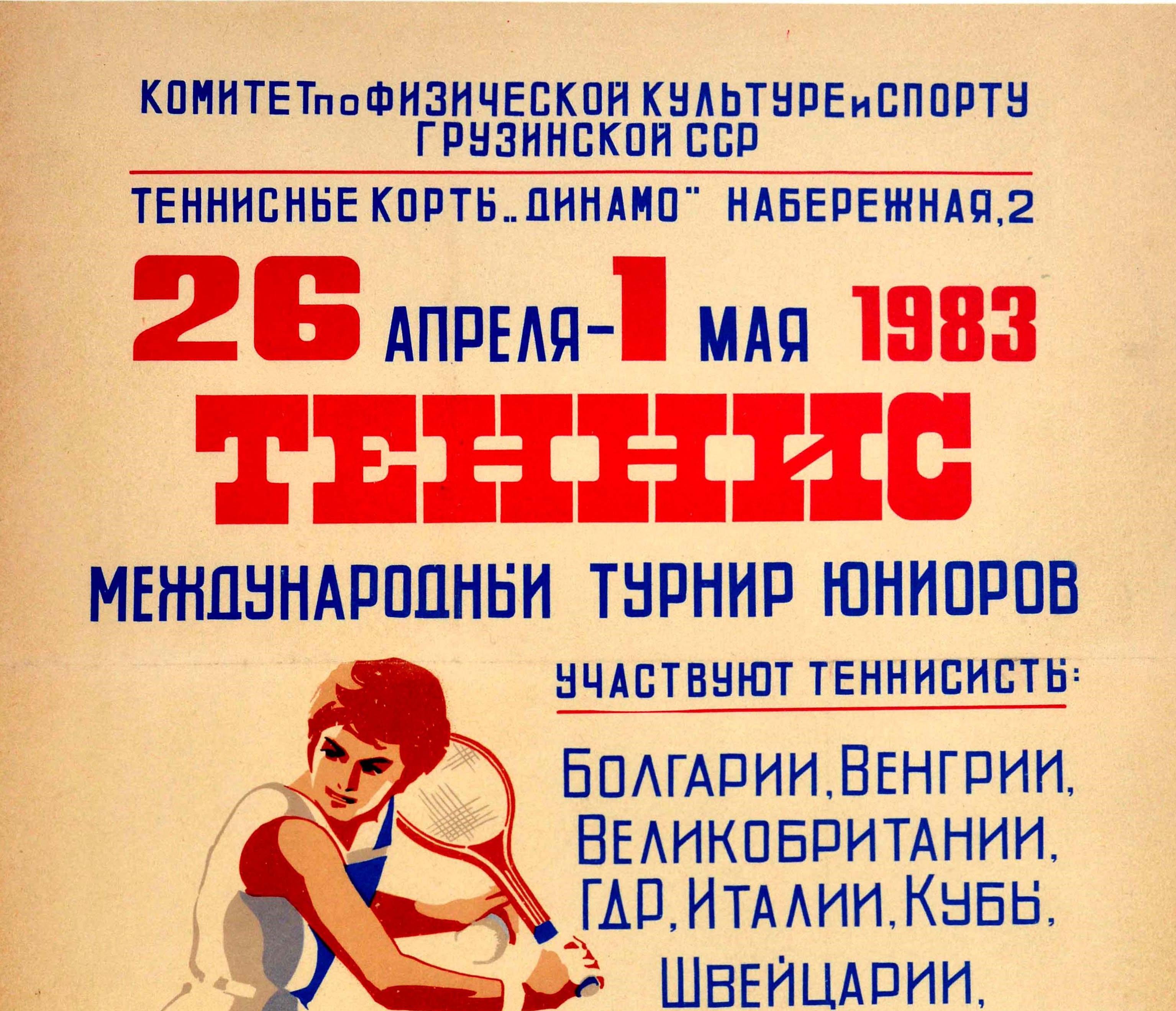 Affiche sportive soviétique vintage originale pour un tournoi international de tennis junior qui s'est déroulé du 26 avril au 1er mai 1983 sur le court de tennis Dynamo à Tbilissi (Géorgie). Elle présente un superbe dessin d'une fille balançant une