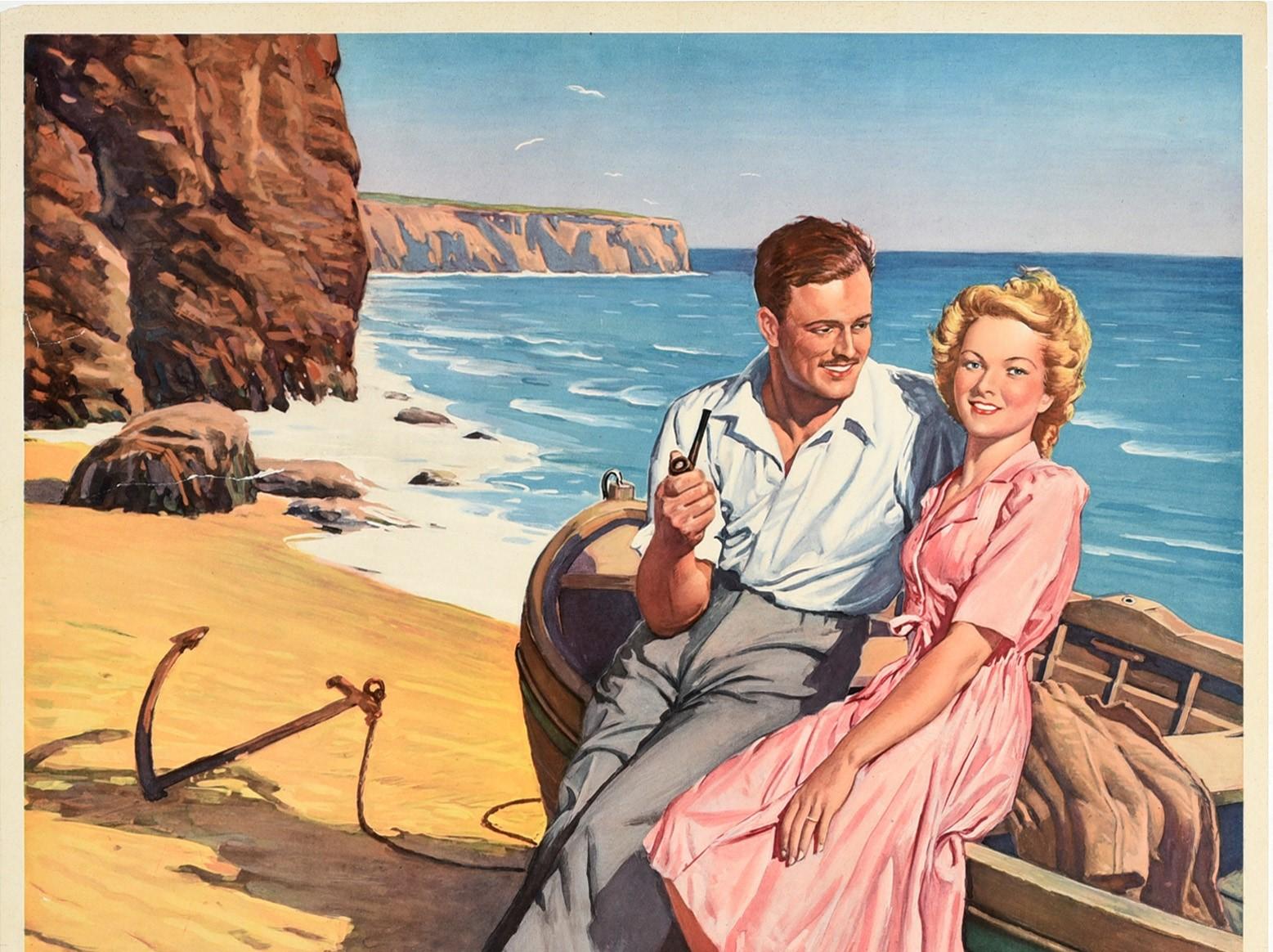 Original-Werbeplakat - Your holidays will make your saving well worth while Invest in the Savings Bank - zeigt ein junges Paar, das einen Sommerurlaub am Meer genießt, mit dem stilisierten Schriftzug darunter, wobei die Dame den Betrachter anlächelt
