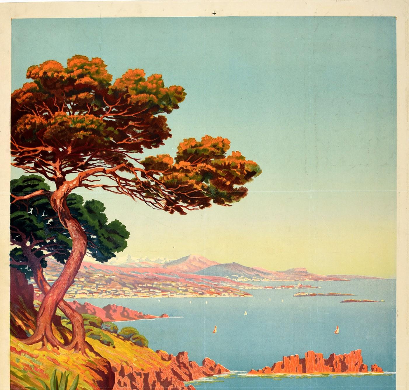 Affiche publicitaire d'époque pour La Côte d'Azur / The French Riviera présentant une vue panoramique de la côte par le peintre Charles Adelin Morel de Tanguy (1857-1930):: avec des fleurs et des arbres le long d'un sentier de colline rocheux au