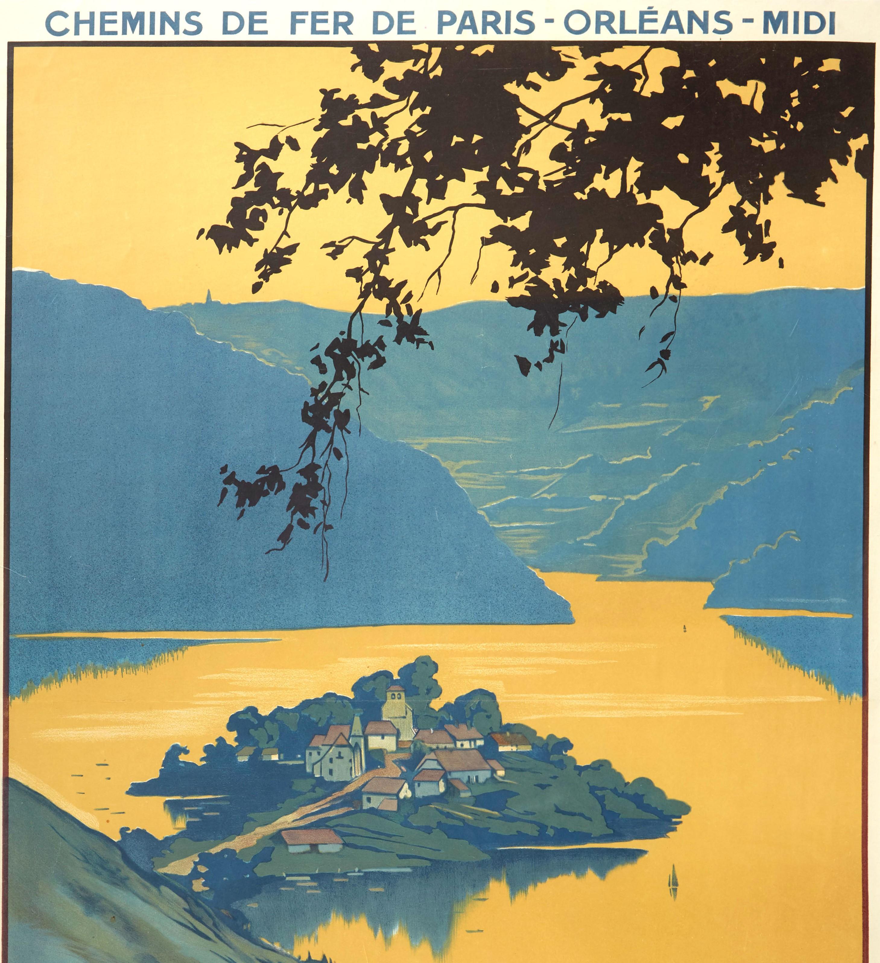 Original vintage French railway travel poster for Lac De Sarrans Aveyron Cantal Lot issued by the Chemins de Fer de Paris Orleans Midi featuring a stunning illustration by Charles-Jean Alo (1884-1969) depicting a quaint village on a stretch of land