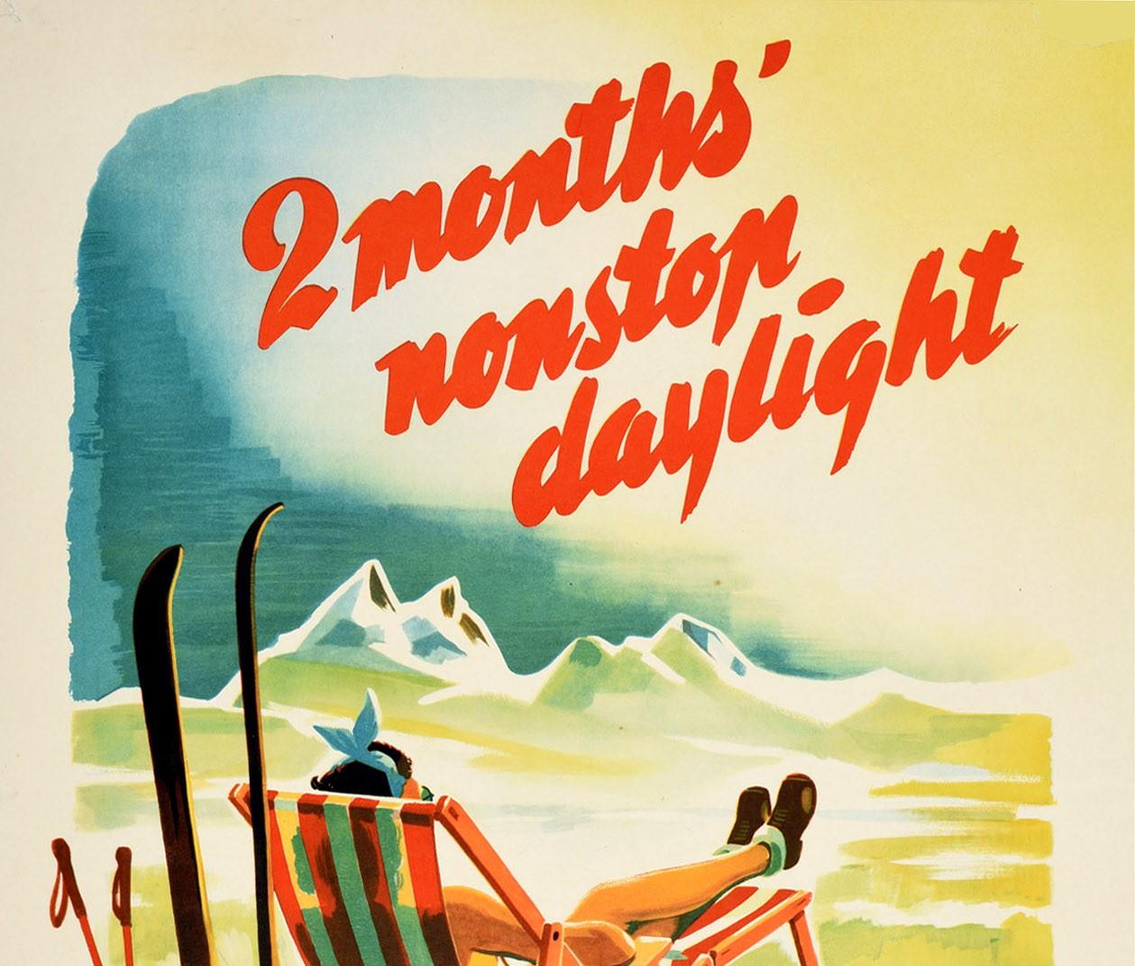 Original Vintage-Reiseplakat für Lapplandia Schweden 2 Monate nonstop Tageslicht The Midnightsun Hotel mit einem großen Bild von schneebedeckten Bergen am Horizont mit einer Dame entspannt auf einem weiß-rot gestreiften Liegestuhl auf einem Fleck