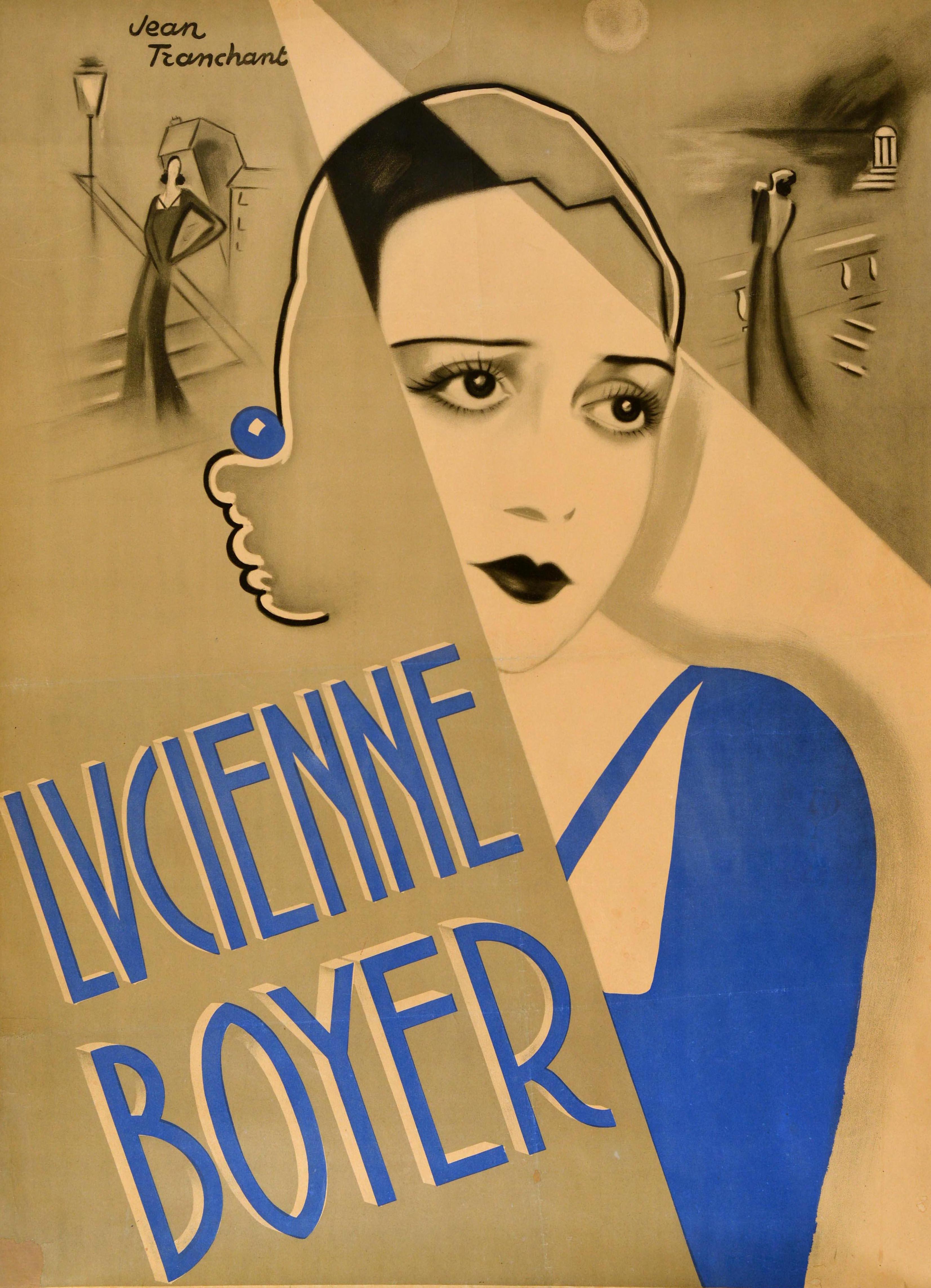 Poster d'epoca originale - Lucienne Boyer - con un'elegante immagine di una signora in abito blu illuminata da un riflettore con due silhouette su gradini sotto il lampione e in riva al mare che guardano la luna sullo sfondo, la scritta stilizzata