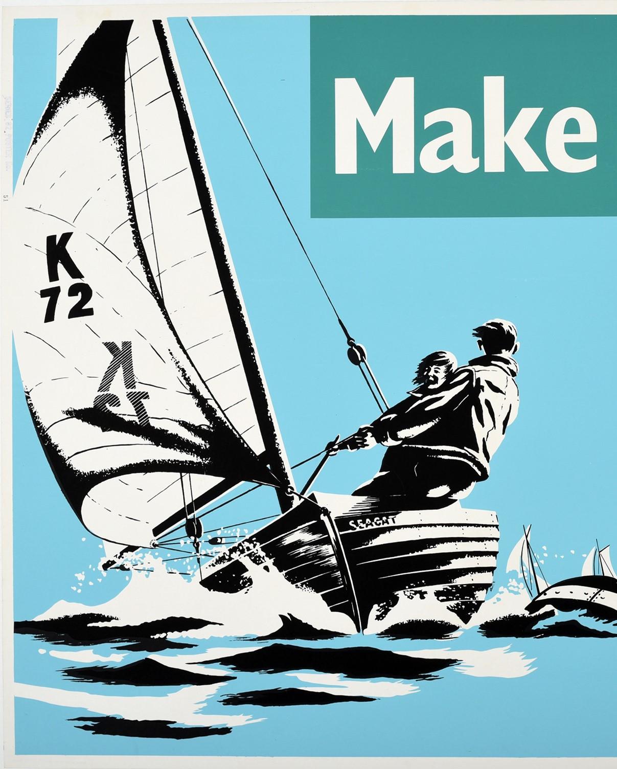 Affiche originale vintage de motivation pour les ventes - Make selling plain sailing - avec une superbe illustration représentant une femme et un homme sur un voilier nommé Seacat marqué K72 sur la voile, courant à toute vitesse en pleine voile