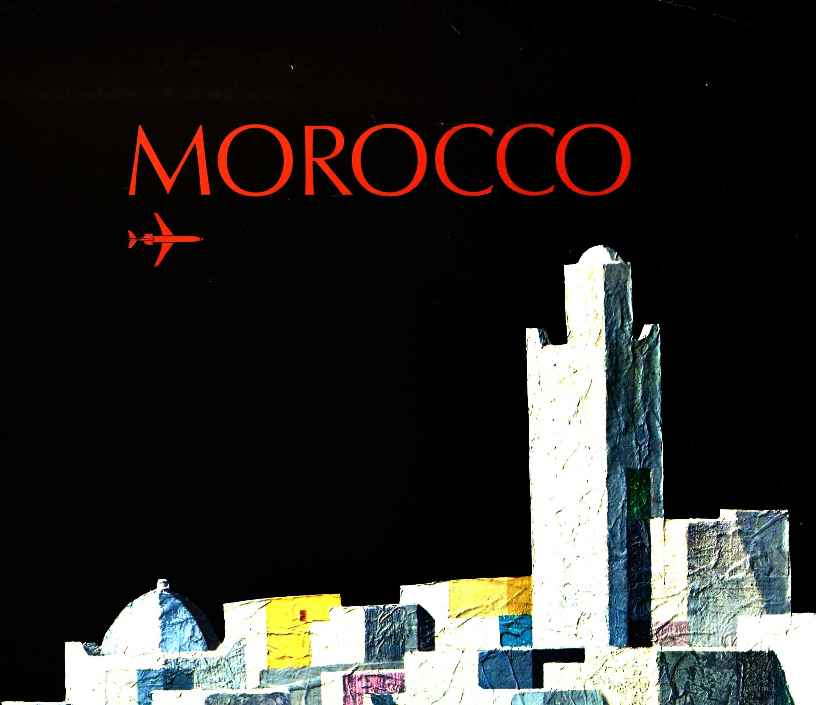 Affiche publicitaire originale pour la compagnie aérienne marocaine Royal Air Maroc Moroccan International Airlines, représentant des bâtiments marocains traditionnels avec un avion volant au-dessus de la tête et le texte en rouge en haut et en bas