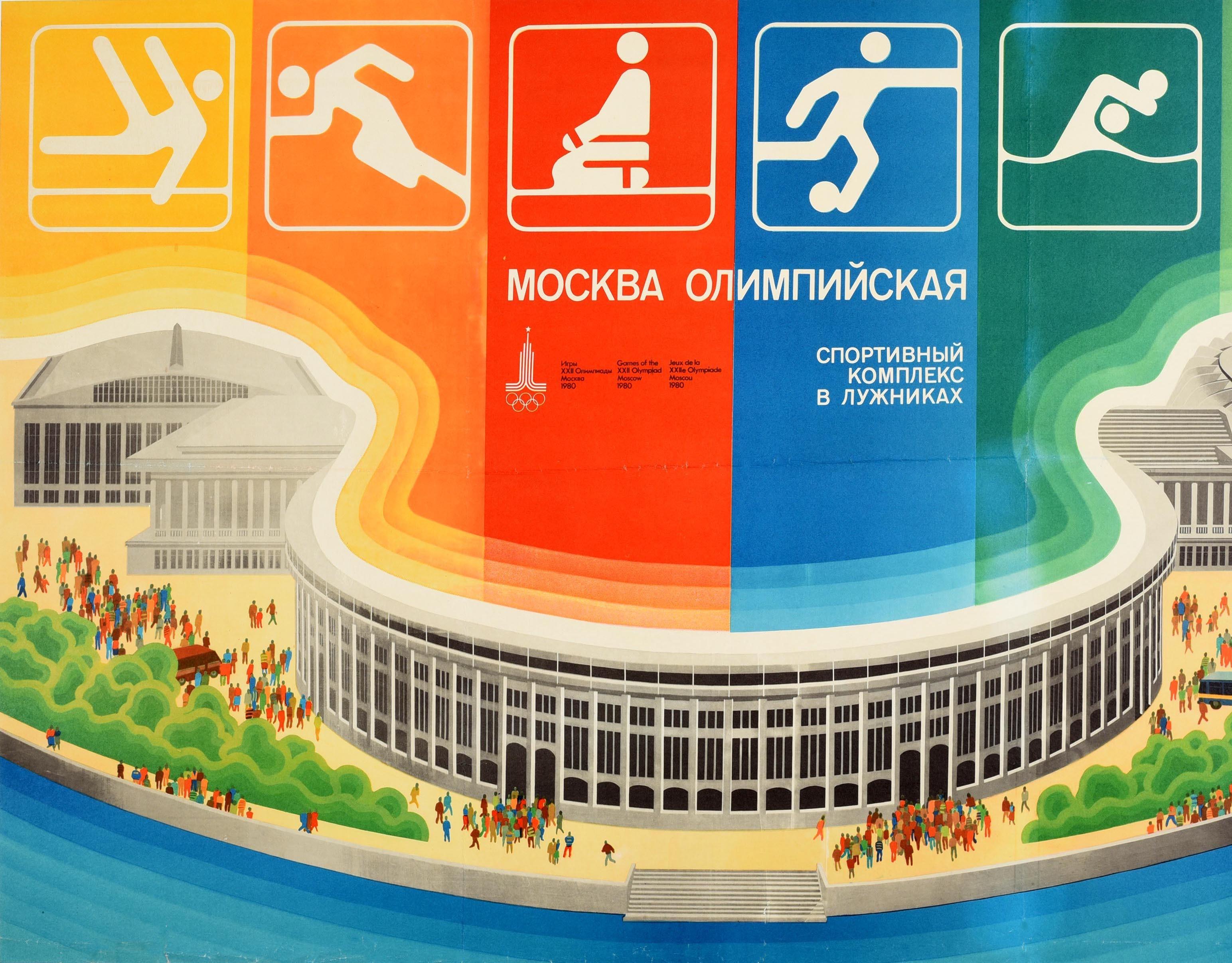 Original-Sportplakat zur Werbung für die 22. Olympischen Sommerspiele / Spiele der XXII. Olympiade 1980 in Moskau, Russland, mit Menschen, die vor dem Dynamo-Stadion spazieren gehen, üppigen grünen Bäumen im Vordergrund, mit dem Text und den