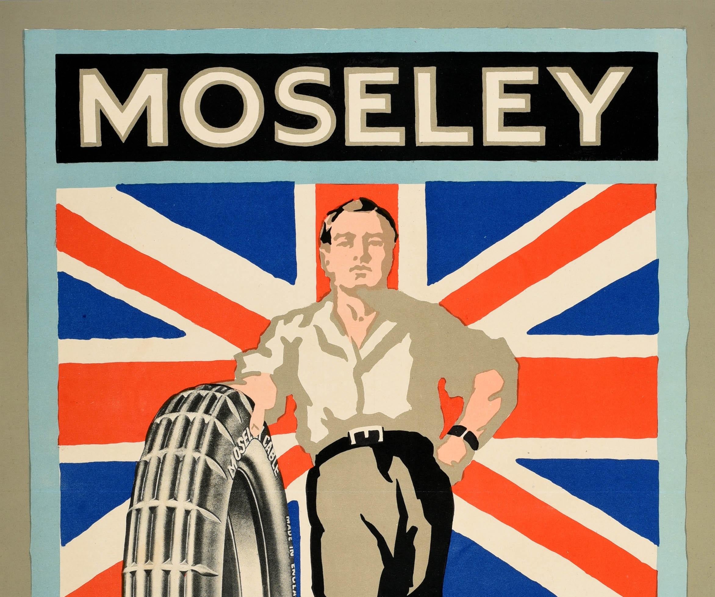 Original-Werbeplakat für Moseley Silent Running Non Skid Tyres mit einem großartigen Design, das einen Mann zeigt, der einen robusten Gummireifen vor der Silhouette einer Fabrik und einer rot-weiß-blauen Union-Jack-Flagge vor einem hellblauen