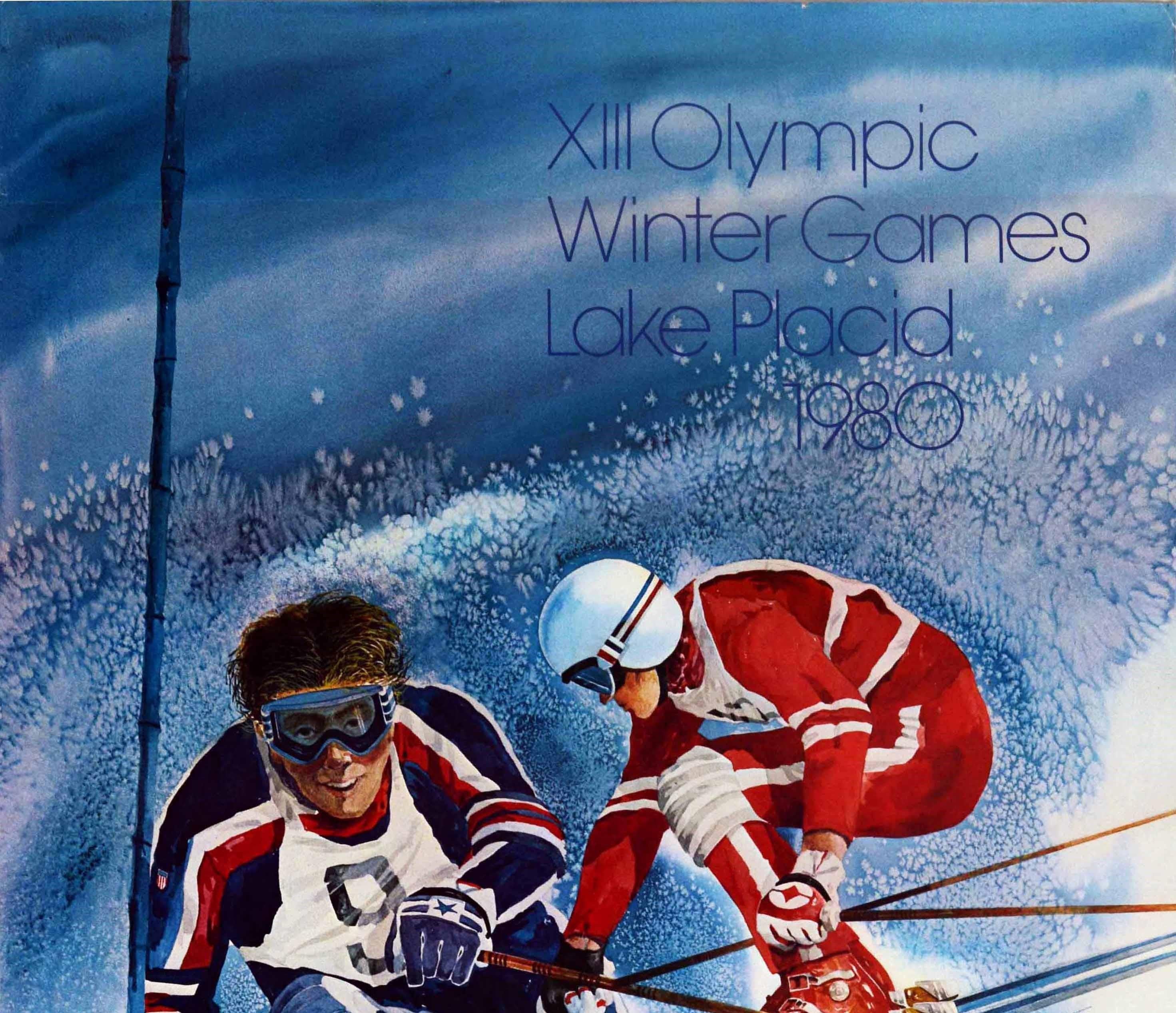 Original Vintage-Werbeplakat für die XIII. Olympischen Winterspiele Lake Placid 1980 in New York USA vom 13. bis 24. Februar mit einer dynamischen Illustration von zwei Skifahrern in roten, blauen und weißen Skianzügen, von denen einer im Slalom an