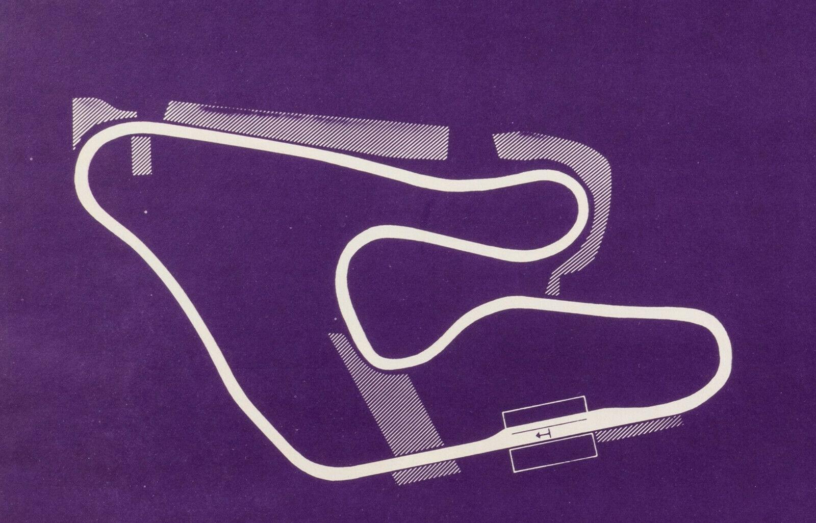 Original-Vintage-Formel-1-Poster, Österreichring-Rennstrecke, ca. 1987

Die Rennstrecke Spielberg, früher Österreichring, dann A1-Ring und jetzt Red Bull Ring genannt, ist eine Rennstrecke in der Gemeinde Spielberg in Österreich. Oft wird