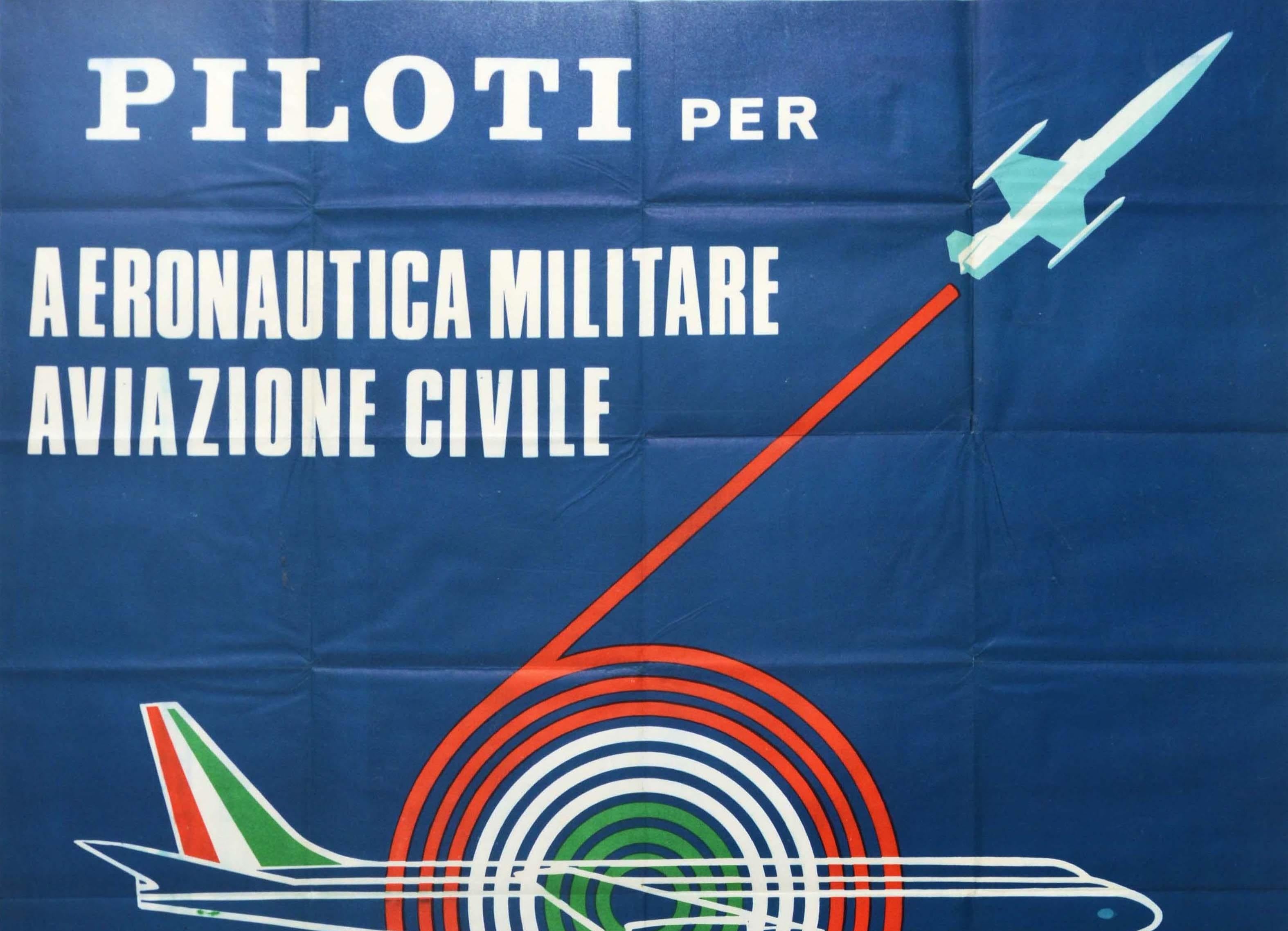Originales Vintage-Rekrutierungsplakat für die italienische Luftwaffe und die zivile Luftfahrt - Piloti per Aeronautica Aviazione Civile - mit einem großartigen grafischen Entwurf, der den weißen Umriss eines Passagierflugzeugs zeigt, das vor einer