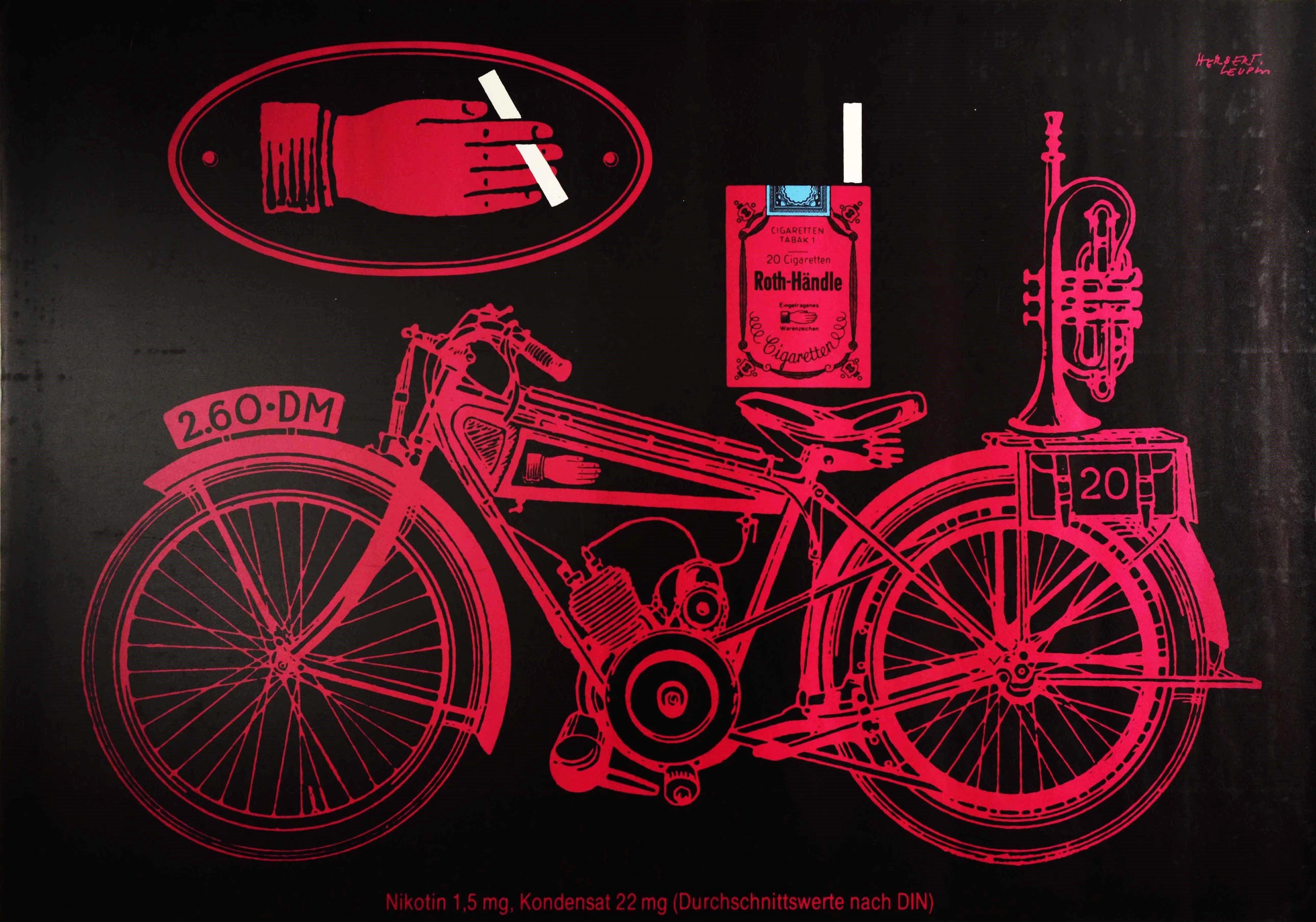 Poster pubblicitario originale d'epoca per le sigarette Roth-Handle con un'illustrazione in rosso e nero di un pacchetto di sigarette su una moto con una tromba sul retro, una mano che tiene una sigaretta sopra la moto e il testo sotto l'immagine -