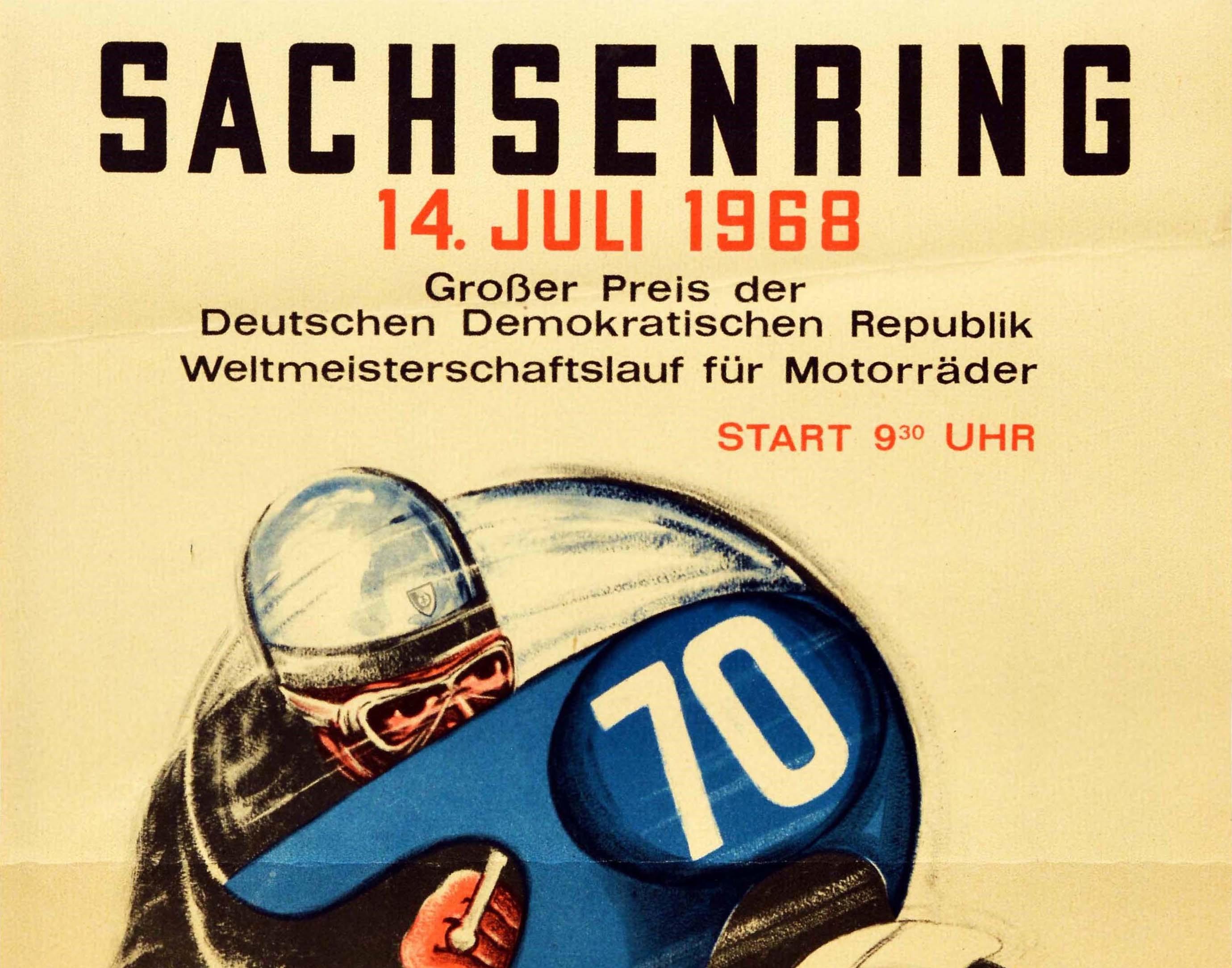 Affiche originale de course de motos pour le Grand Prix de la RDA qui s'est tenu le 14 juillet 1968 sur le circuit Sachsenring à Heldly. Cette affiche représente un motocycliste sur une moto bleue portant le numéro 70 qui se dirige vers le