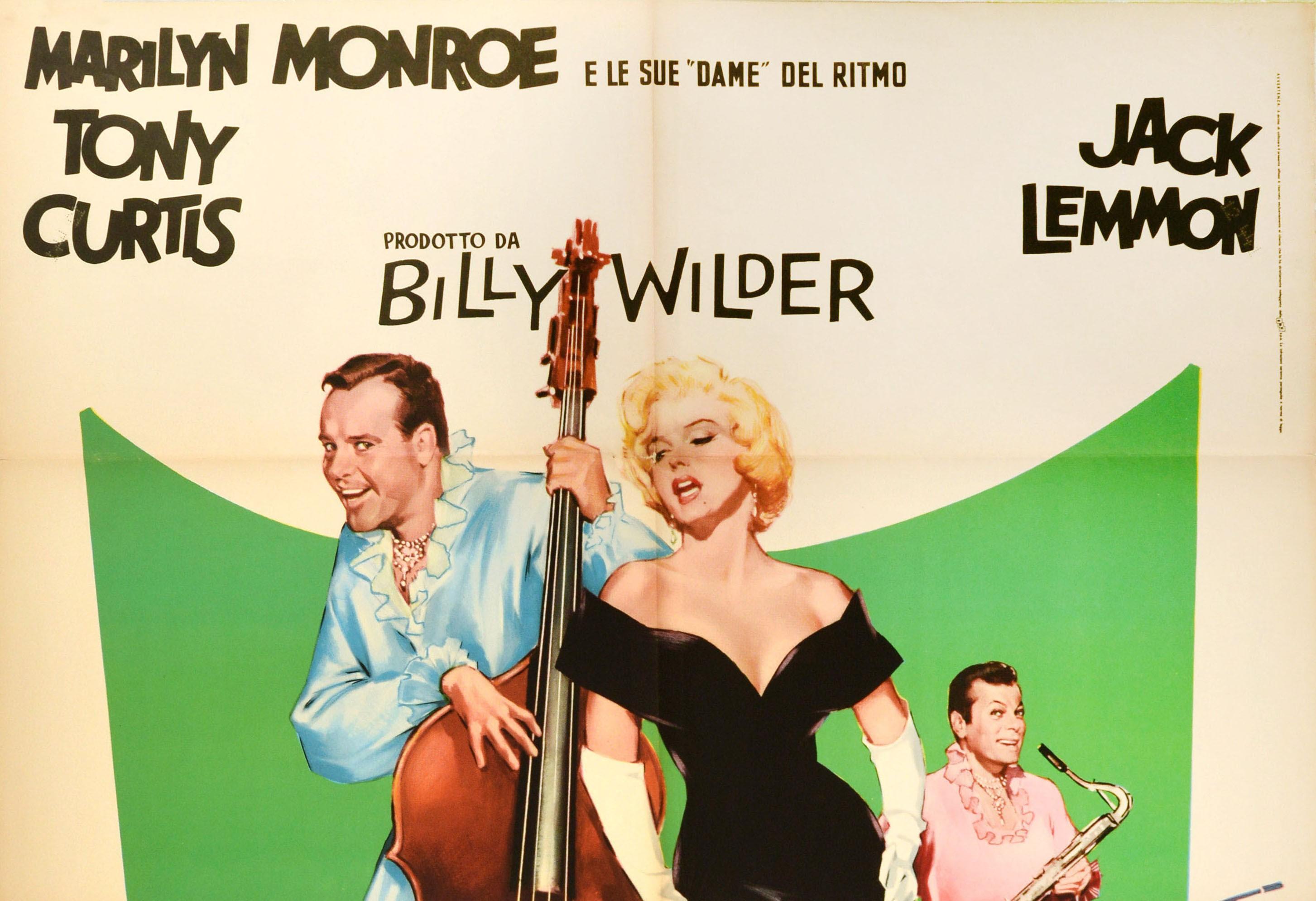 Original Vintage-Filmplakat für die preisgekrönte Musikkomödie Some Like It Hot / A Qualcuno Piace Caldo unter der Regie von Billy Wilder und mit Marilyn Monroe, Tony Curtis und Jack Lemmon in den Hauptrollen. Sugar Kane Kowalczyk, gespielt von