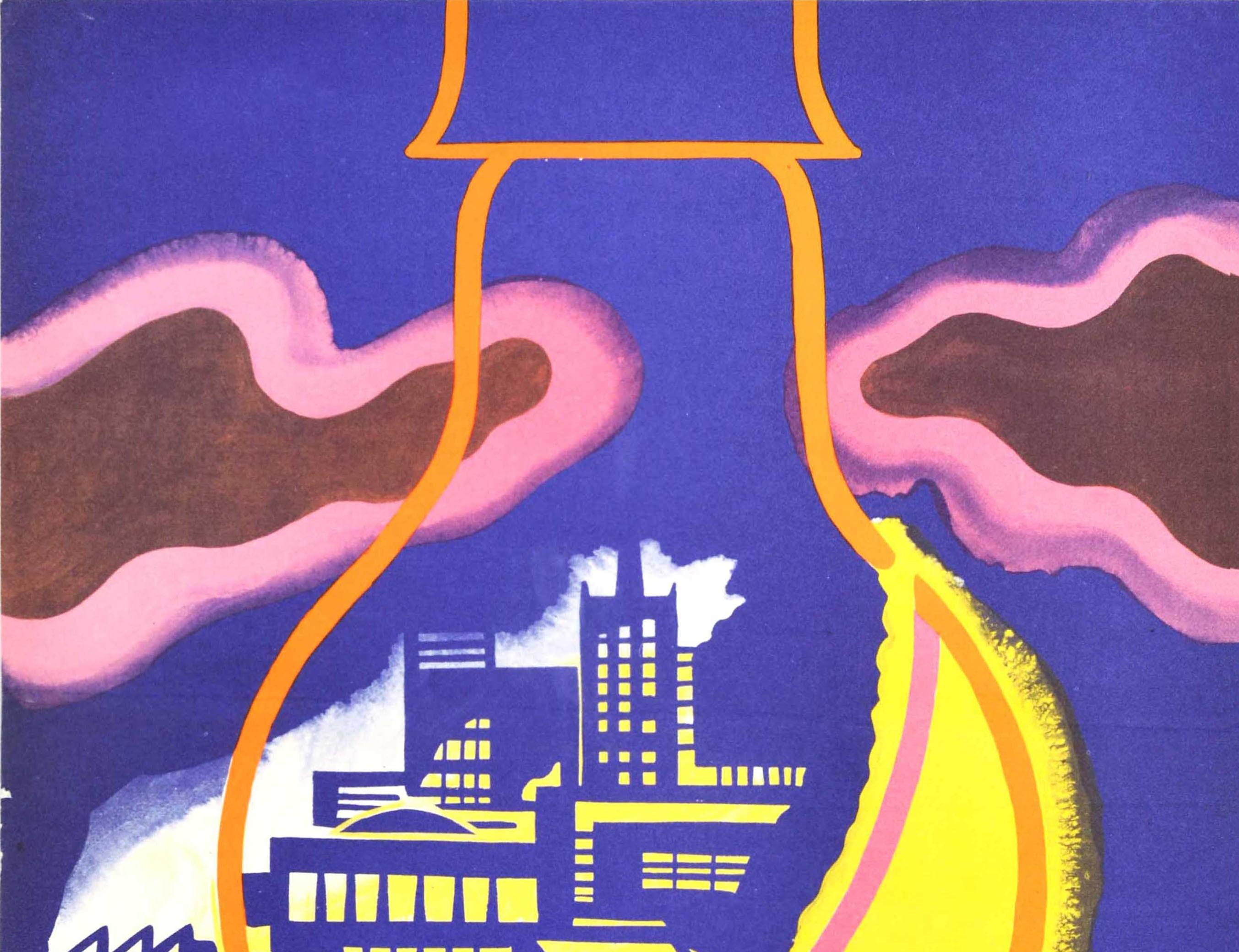 Originales sowjetisches Propagandaplakat zur Förderung des Energiesparens mit einem großartigen Design, das die Form einer elektrischen Glühbirne zeigt, die einen Halbmond in Gelb bildet, wobei die Lichter in den Gebäuden vor dem blauen Hintergrund