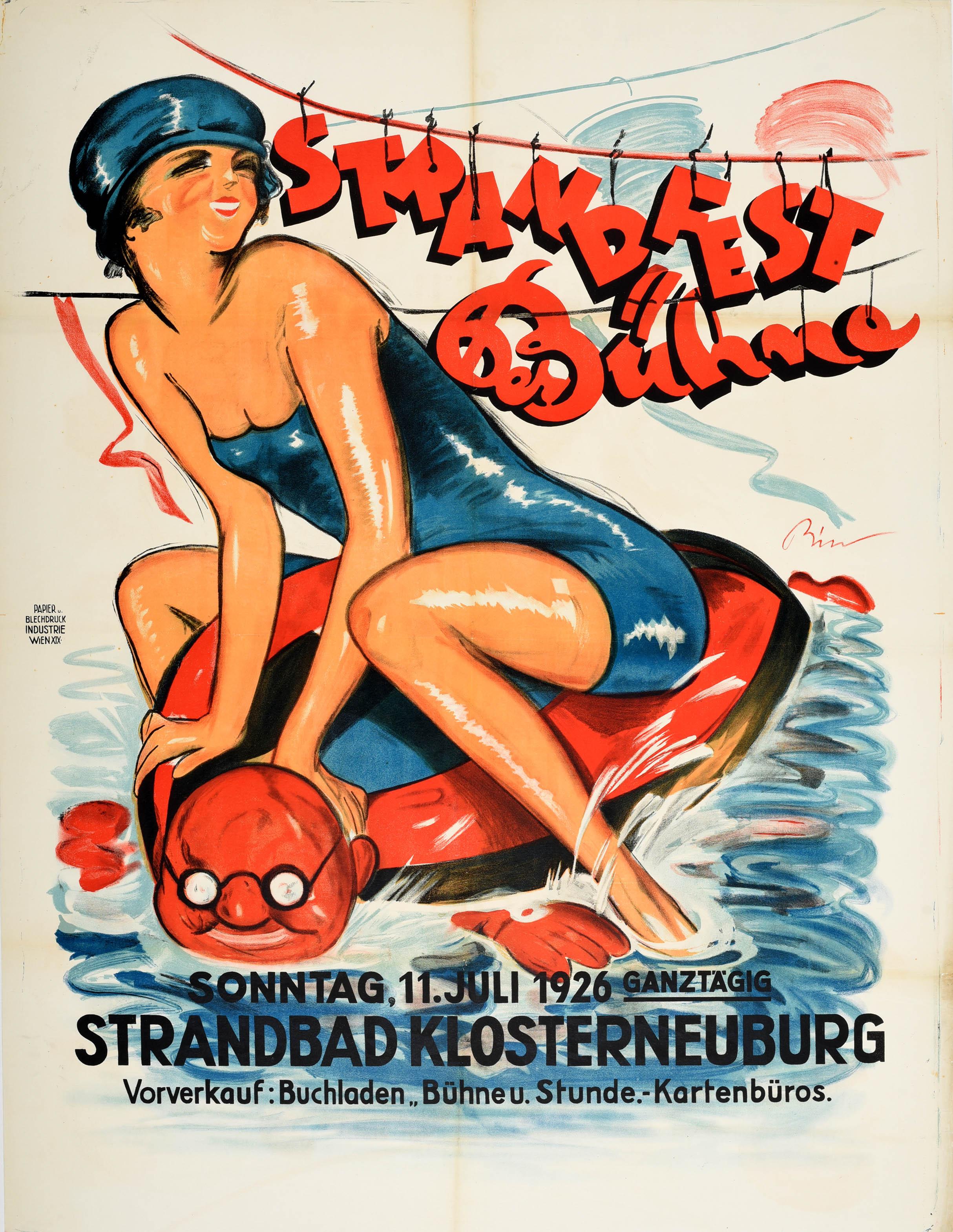 Original Vintage-Reiseplakat, das für das Strandfest Buhne am Sonntag, den 11. Juli 1926 im Strandbad Klosterneuburg wirbt. Das Plakat zeigt eine lächelnde Dame in einem modischen Badeanzug und einer Kappe, die auf einem aufblasbaren Ring in Form