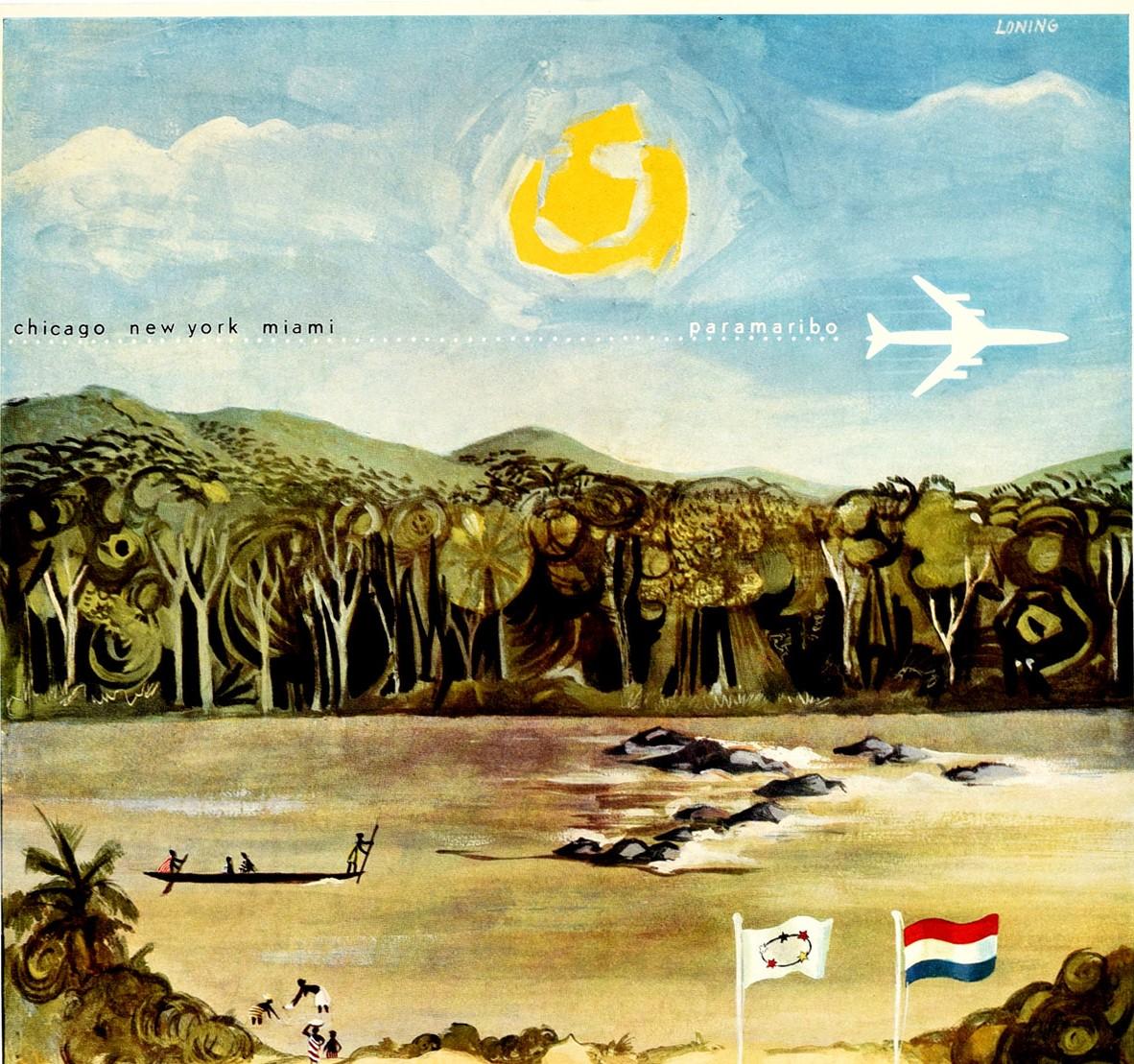 Original Vintage-Reiseplakat für Suriname Südamerika mit einer Ansicht von Menschen in einem traditionellen Dorf mit wehenden Fahnen an einem schnell über Felsen fließenden Fluss und Menschen, die in einem Boot rudern, vor stilisierten
