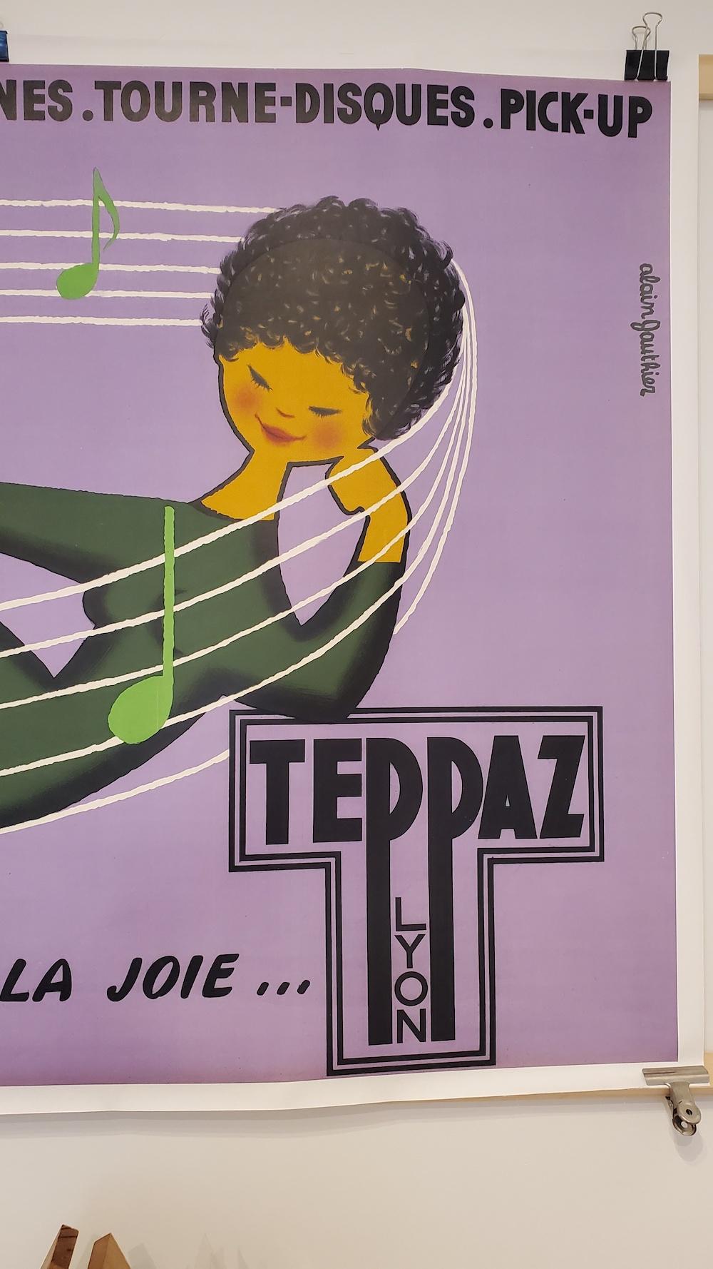 Original Vintage Poster Teppaz AmplifIcateurs Electrophones, Alain Gauthier 1960

Dieser besondere Plattenspieler kam 1960 auf den Markt und wurde als tragbarer Plattenspieler für Jugendliche beworben. 

Dieses Plakat hat Leinen zurück für die
