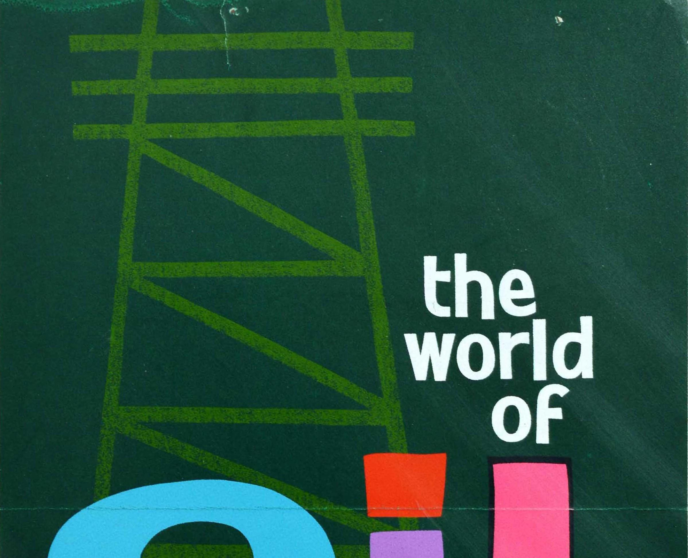 Original-Werbeplakat für The World of Oil Eine Ausstellung in der Victoria Art Gallery in der Bridge Street in Bath vom 24. Februar bis 17. März 1962 mit einem farbenfrohen grafischen Design, das die Stützstruktur eines Bohrturms in Grün vor einem