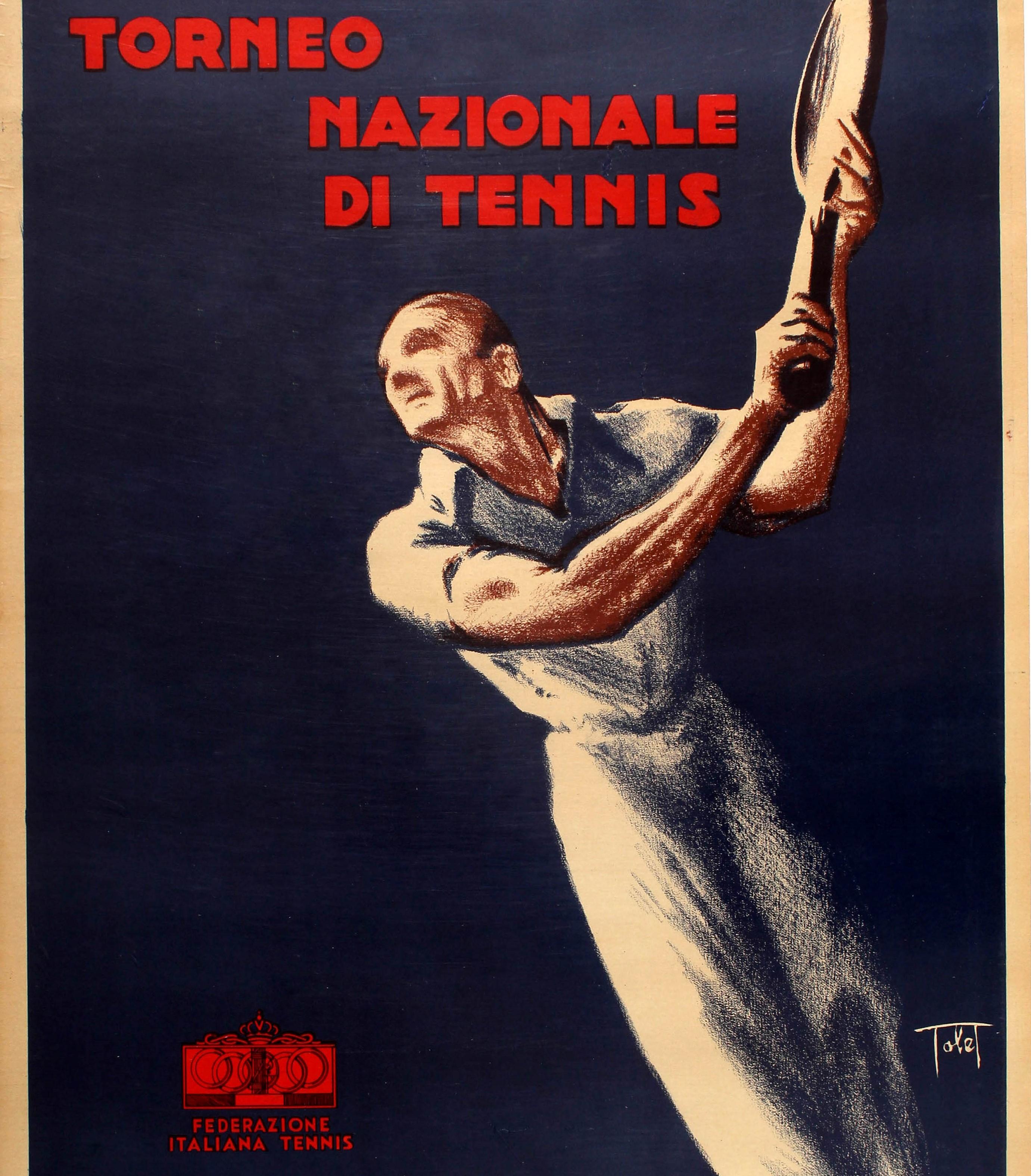 Affiche sportive originale pour le Torneo Nazionale Di Tennis / Tournoi National de Tennis publié par la Fédération Italienne de Tennis comportant une illustration dynamique de style Art Deco d'un joueur de tennis portant une chemise et un pantalon