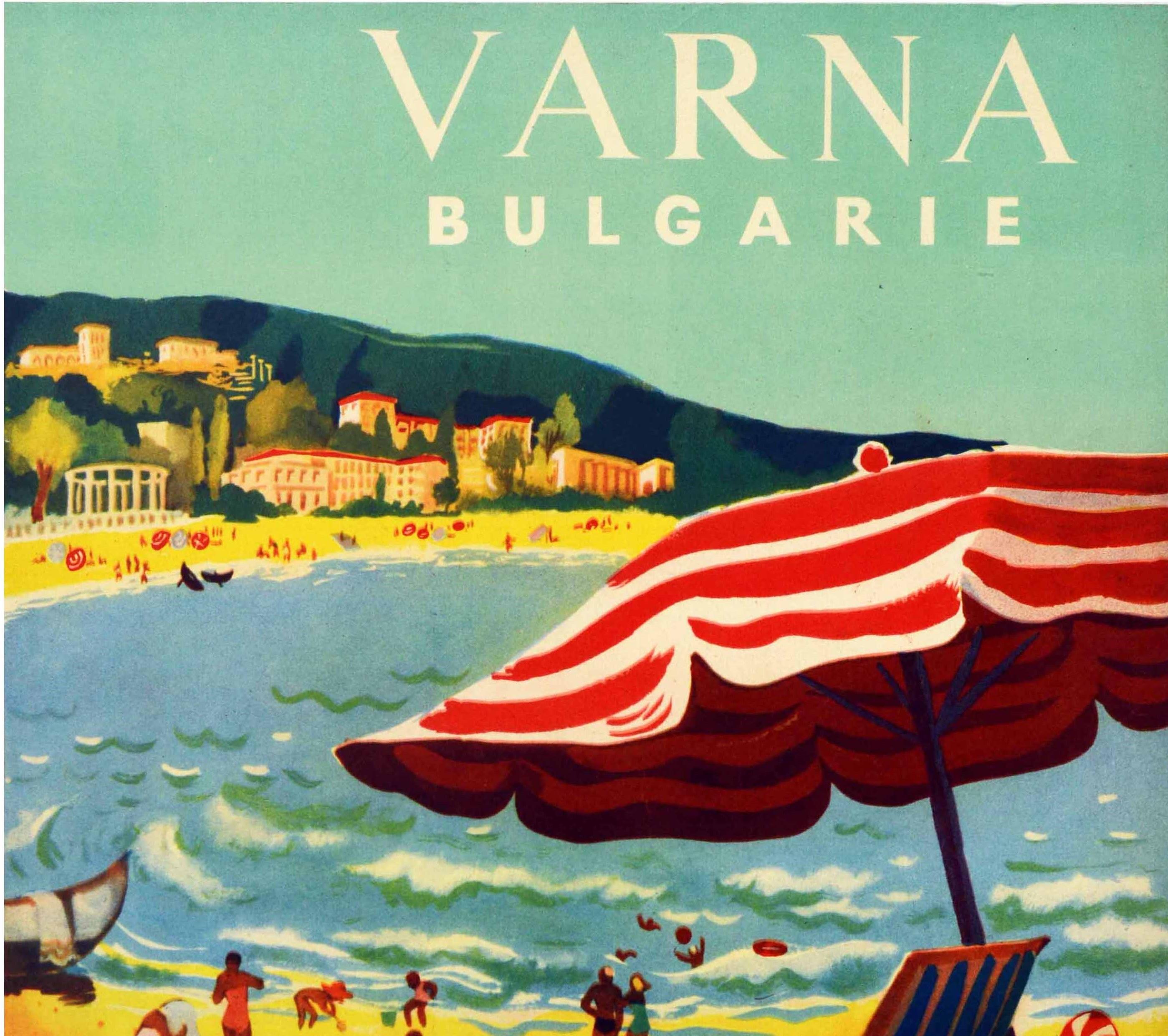 Original Vintage-Reiseplakat für Varna Bulgarien, herausgegeben von Balkantourist (dem ältesten bulgarischen Tourismusunternehmen, das 1948 gegründet wurde), mit Menschen, die im Meer schwimmen und sich sonnen, mit Kindern, die an einem Sandstrand