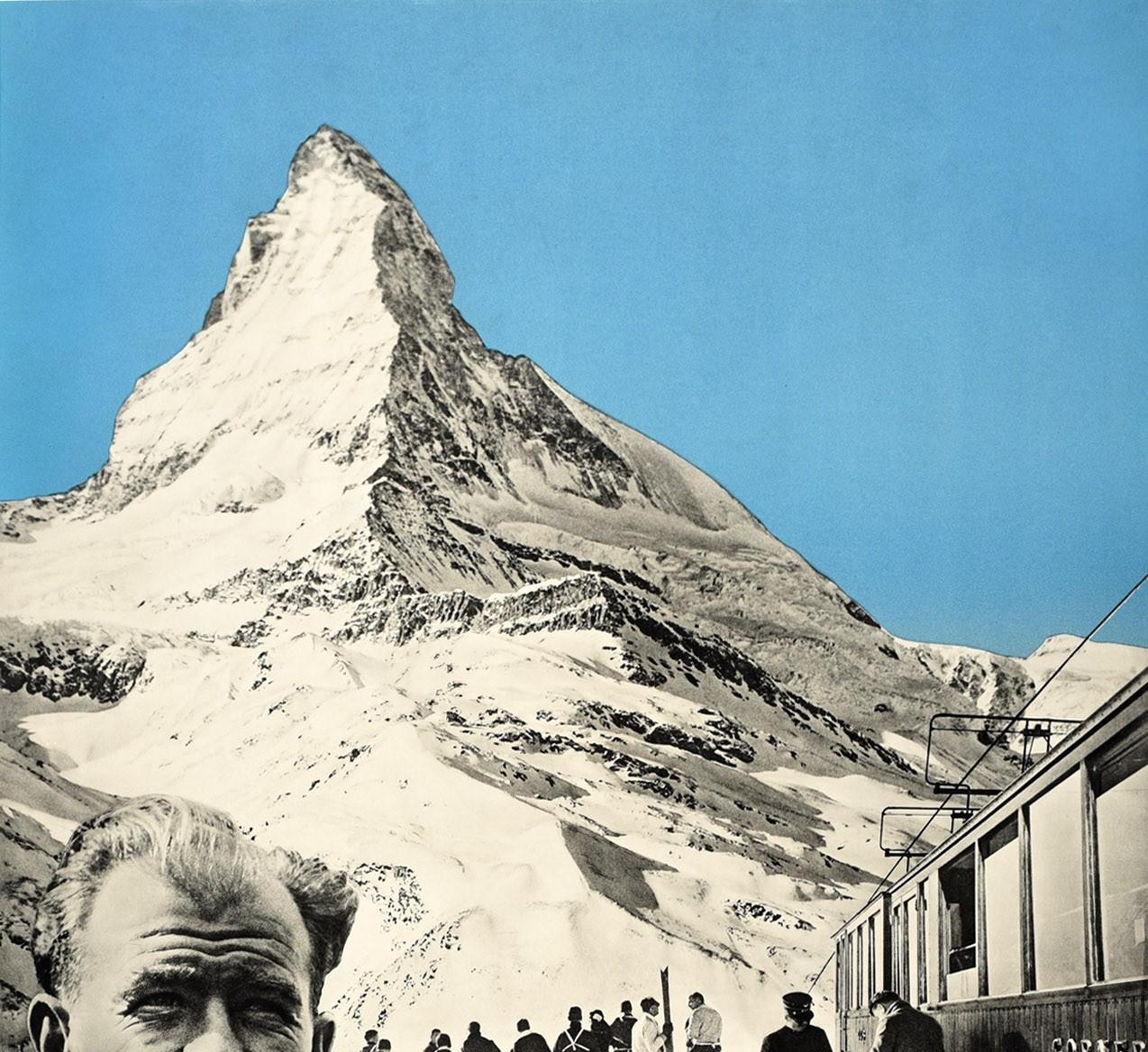 Affiche de voyage originale pour le ski et les sports d'hiver dans la station de ski populaire de Zermatt en Suisse, comportant un rare photomontage réalisé par Emil Schulthess (1913-1996) représentant un train du Gornergrat et des skieurs sur le