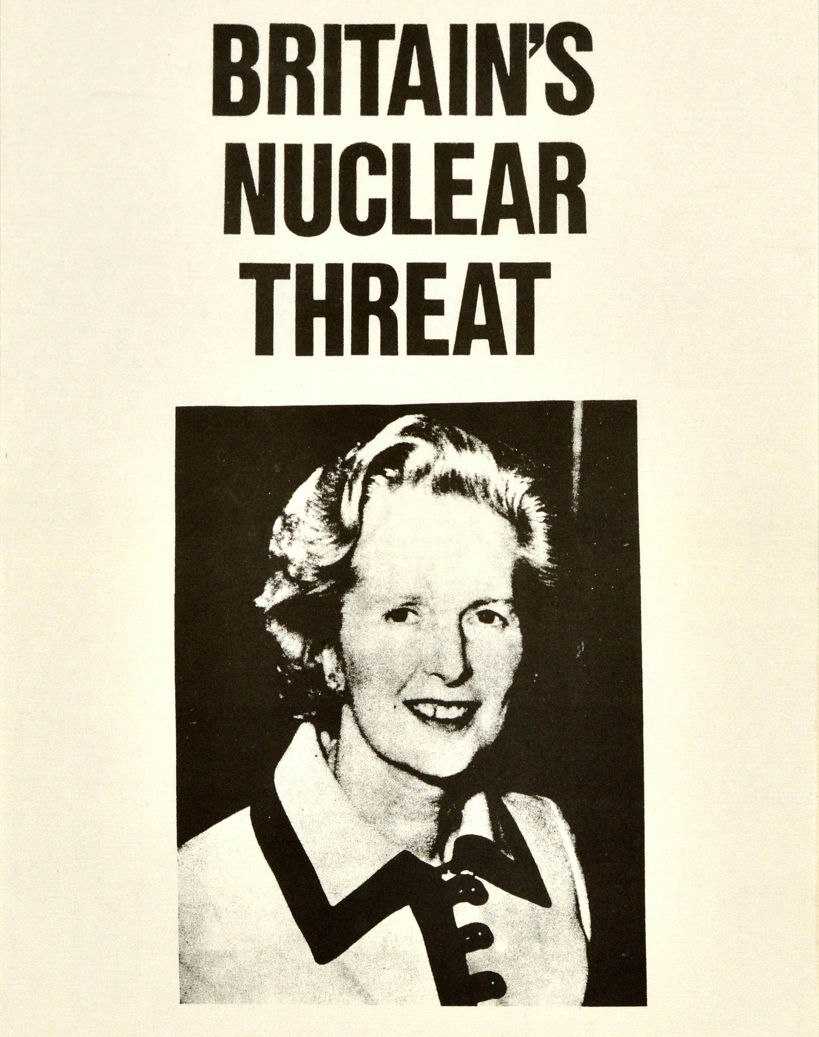 Originales Vintage-Propagandaplakat - Britain's Nuclear Threat - mit schwarz-weißem Design und fettgedrucktem Text über einem Foto der britischen Staatsfrau und konservativen Politikerin Margaret Thatcher (1925-2013), die von 1979 bis 1990