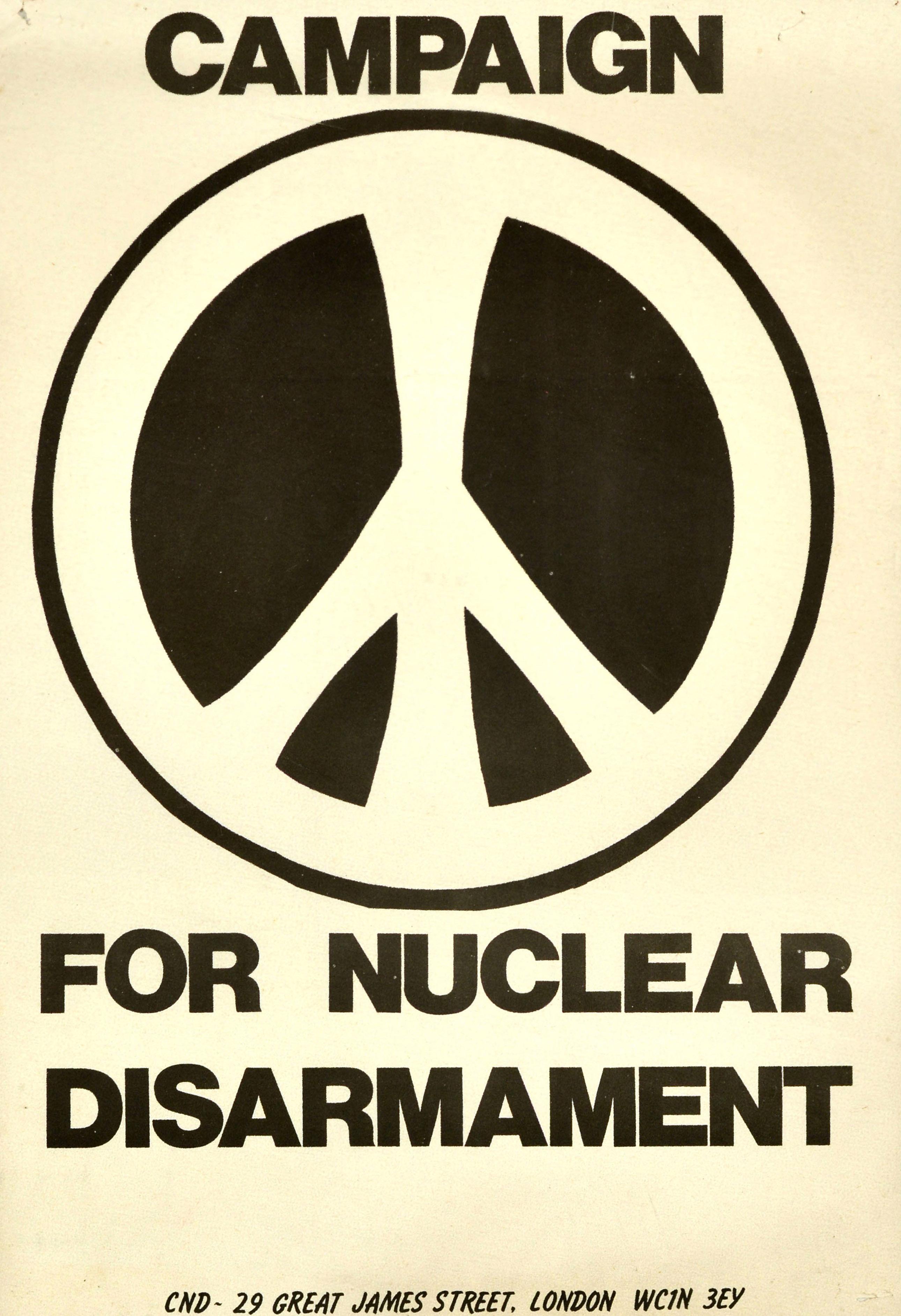 Originales Vintage-Propagandaplakat - Campaign For Nuclear Disarmament - mit dem fettgedruckten Text über und unter dem ND-Logo für nukleare Abrüstung und der Adresse darunter - CND 29 Great St James Street London WC1N 3EY. Das 1958 von dem