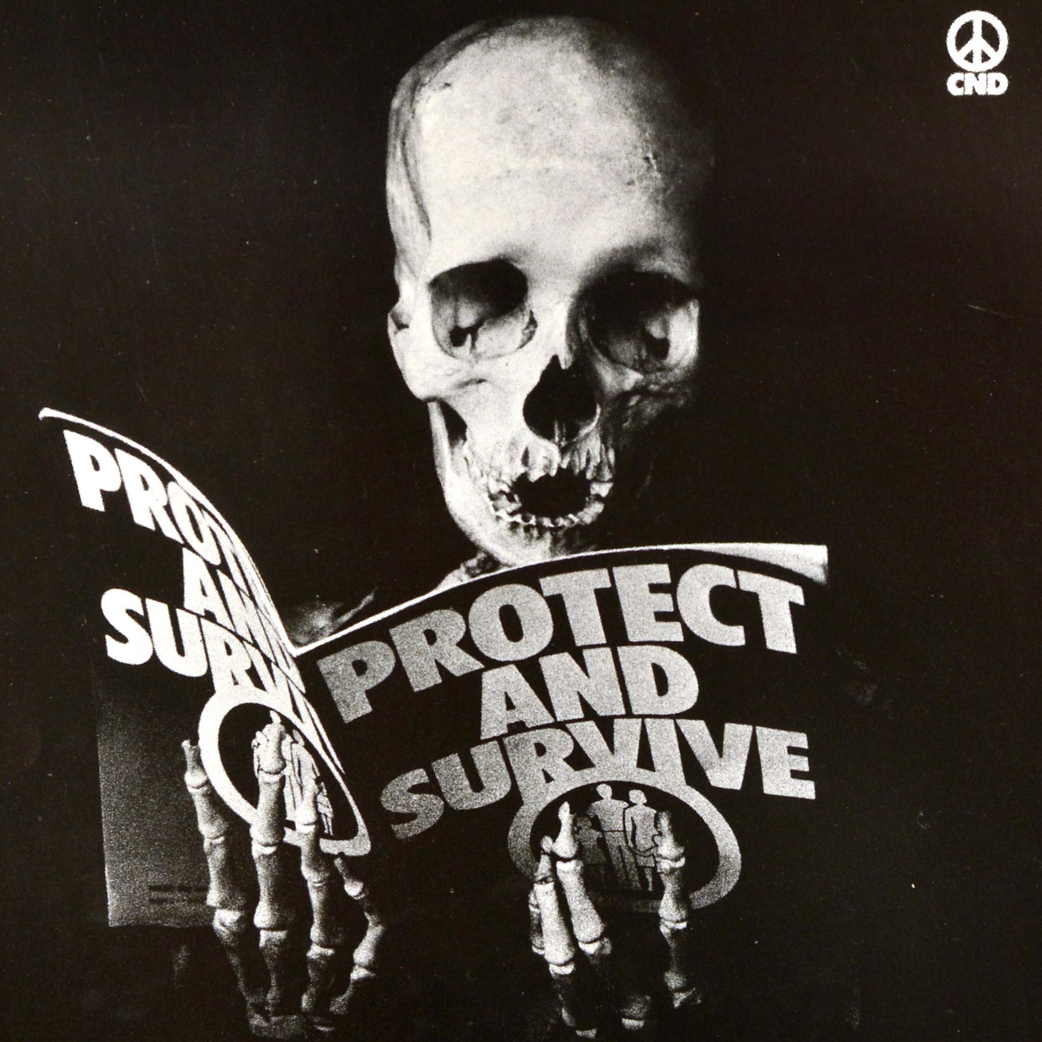 Original Vintage Propaganda-Poster, „Nuclear Disarmament Skeleton“, Peter Kennard, Peter Kennard im Zustand „Hervorragend“ im Angebot in London, GB