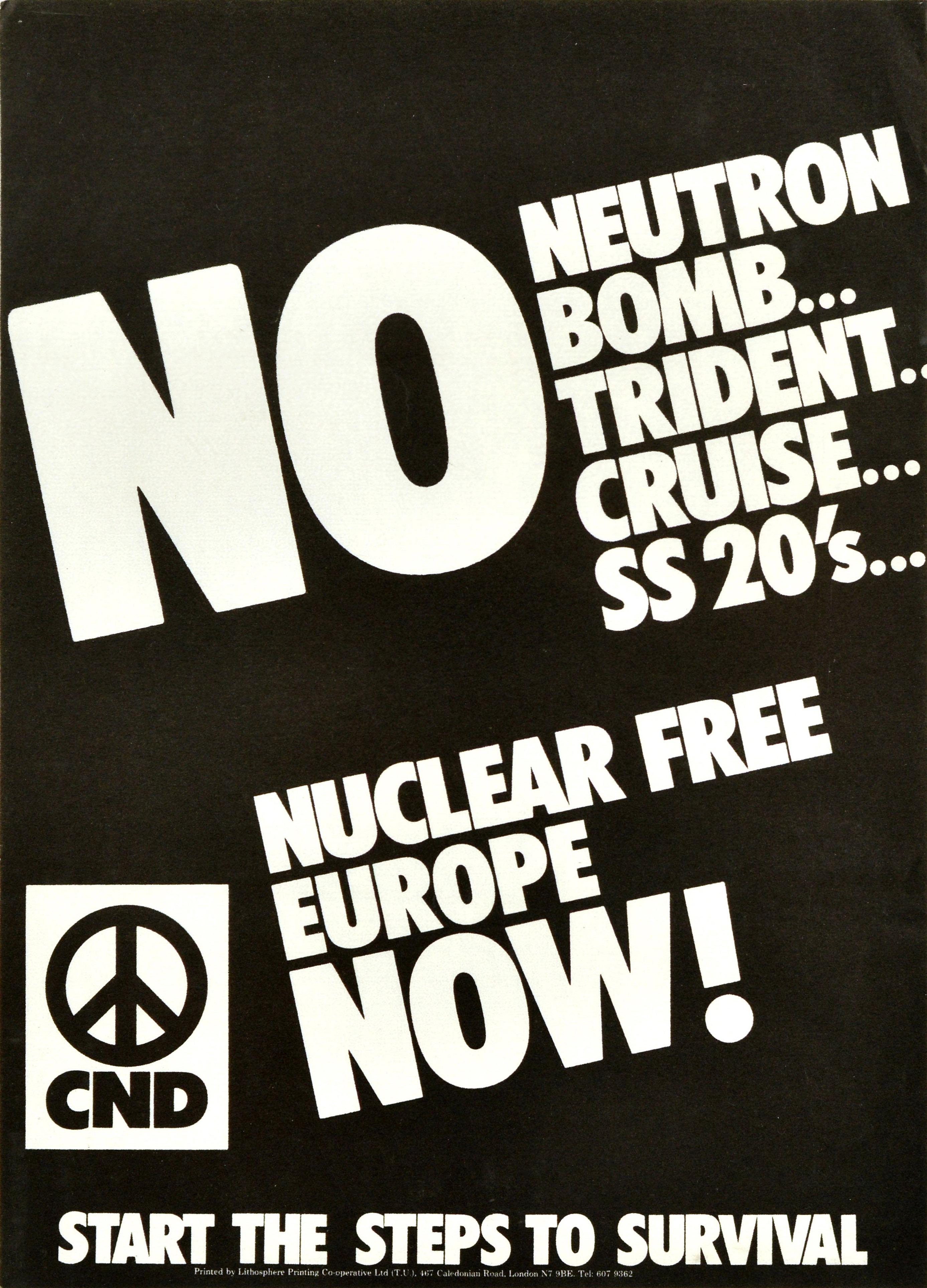 Original Vintage-Propagandaposter - Keine Neutronenbombe ... Trident ... Kreuzfahrt ... SS 20's ... Atomwaffenfreies Europa jetzt! Start the steps to survival - mit fetten weißen Buchstaben diagonal auf schwarzem Hintergrund und dem CND Friedenslogo